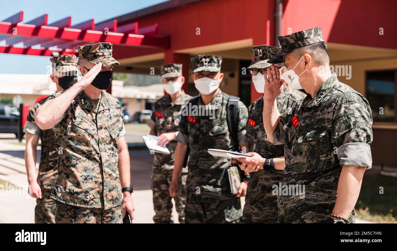 STATI UNITI Bargeron, a sinistra, 3D Divisione Marina comandante generale, saluta il Gen. Kim Tae-Sung, a destra, Comandante del corpo Marino della Repubblica di Corea durante una visita alla base del corpo Marino Hawaii, 1 marzo 2022. Kim ha incontrato Marines nelle Hawaii per discutere le aree di interesse reciproco, migliorare la consapevolezza delle attuali priorità e attività di ciascun corpo marino e identificare le aree per la futura collaborazione nella regione. La visita ha incluso un briefing dalla leadership di 3D Marines in vista della riattivazione del reggimento come reggimento marino litoraneo 3D, un pezzo centrale degli Stati Uniti Marine Corp Foto Stock