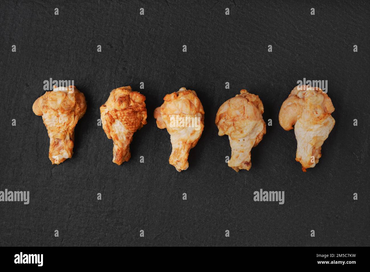 Carne di pollo surgelata e semilavorata pronta per la frittura Foto Stock