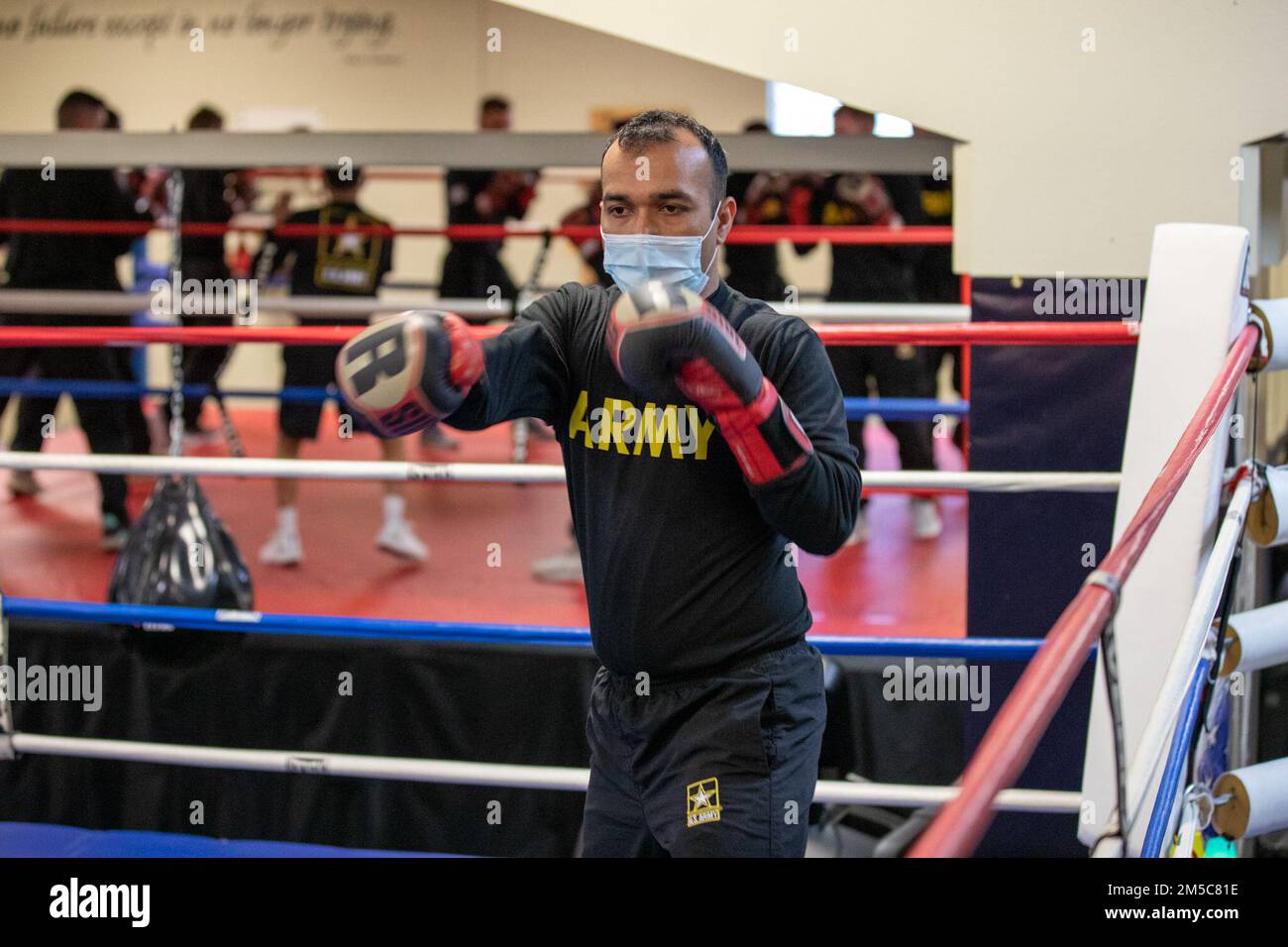 I soldati assegnati ad Una Co., 4th BSB, 1SBCT, si allenano con i Soldier-Athletes durante un Total Soldier Enhancement Training, Fort Carson, Colom., 1 marzo 2022. Sviluppato dai soldati nel World Class Athlete Program, TSET è un addestramento di livello elite, guidato da soldato, progettato specificamente per aumentare il miglioramento delle prestazioni e la resilienza. Foto Stock