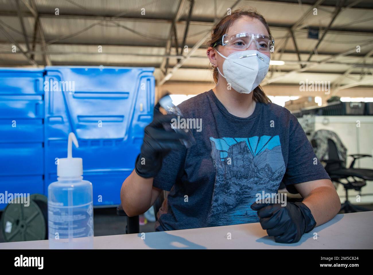 BASE COMUNE PEARL HARBOR-HICKAM (28 febbraio 2022) Ella Vicedomini, un appaltatore del Naval Facilities Engineering Systems Command, prepara una fiala di acqua per il test. Gli Stati Uniti Navy sta lavorando a stretto contatto con il Dipartimento della Salute delle Hawaii, Stati Uniti Environmental Protection Agency e gli Stati Uniti Esercito per ripristinare l'acqua potabile sicura alle comunità abitative di Joint base Pearl Harbor-Hickam attraverso il campionamento e il lavaggio, e il recupero del pozzo di Red Hill. Per informazioni dettagliate, visitare il sito Web www.navy.mil/jointbasewater. Foto Stock