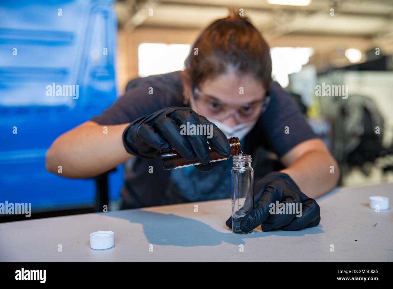 BASE COMUNE PEARL HARBOR-HICKAM (28 febbraio 2022) Ella Vicedomini, un appaltatore del Naval Facilities Engineering Systems Command, si prepara a testare un campione d'acqua. Gli Stati Uniti Navy sta lavorando a stretto contatto con il Dipartimento della Salute delle Hawaii, Stati Uniti Environmental Protection Agency e gli Stati Uniti Esercito per ripristinare l'acqua potabile sicura alle comunità abitative di Joint base Pearl Harbor-Hickam attraverso il campionamento e il lavaggio, e il recupero del pozzo di Red Hill. Per informazioni dettagliate, visitare il sito Web www.navy.mil/jointbasewater. Foto Stock