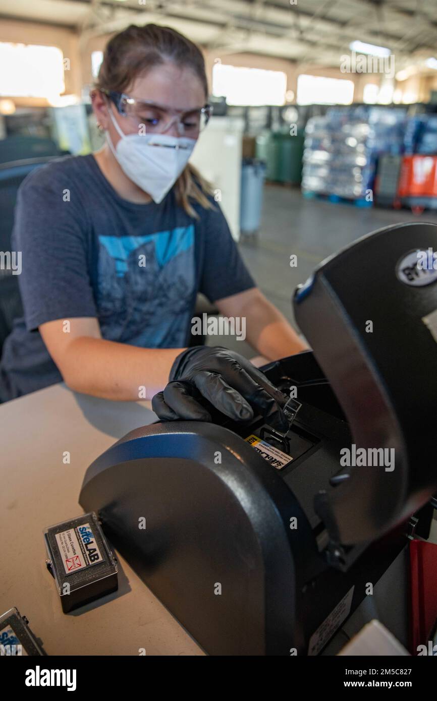 BASE COMUNE PEARL HARBOR-HICKAM (28 febbraio 2022) Ella Vicedomini, un appaltatore di sistemi di ingegneria navale, testa un campione d'acqua. Gli Stati Uniti Navy sta lavorando a stretto contatto con il Dipartimento della Salute delle Hawaii, Stati Uniti Environmental Protection Agency e gli Stati Uniti Esercito per ripristinare l'acqua potabile sicura alle comunità abitative di Joint base Pearl Harbor-Hickam attraverso il campionamento e il lavaggio, e il recupero del pozzo di Red Hill. Per informazioni dettagliate, visitare il sito Web www.navy.mil/jointbasewater. Foto Stock