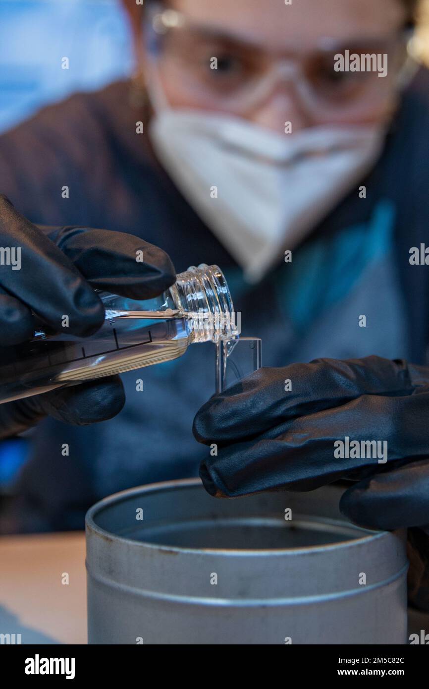 BASE COMUNE PEARL HARBOR-HICKAM (28 febbraio 2022) Ella Vicedomini, un appaltatore del Naval Facilities Engineering Systems Command, prepara una fiala di acqua per il test. Gli Stati Uniti Navy sta lavorando a stretto contatto con il Dipartimento della Salute delle Hawaii, Stati Uniti Environmental Protection Agency e gli Stati Uniti Esercito per ripristinare l'acqua potabile sicura alle comunità abitative di Joint base Pearl Harbor-Hickam attraverso il campionamento e il lavaggio, e il recupero del pozzo di Red Hill. Per informazioni dettagliate, visitare il sito Web www.navy.mil/jointbasewater. Foto Stock