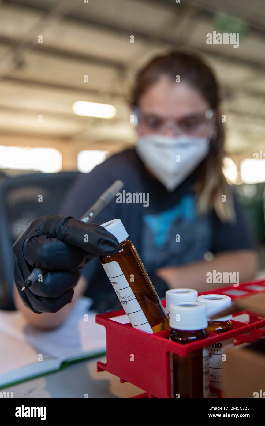 BASE COMUNE PEARL HARBOR-HICKAM (28 febbraio 2022) Ella Vicedomini, un appaltatore del Naval Facilities Engineering Systems Command, si prepara a testare campioni d'acqua. Gli Stati Uniti Navy sta lavorando a stretto contatto con il Dipartimento della Salute delle Hawaii, Stati Uniti Environmental Protection Agency e gli Stati Uniti Esercito per ripristinare l'acqua potabile sicura alle comunità abitative di Joint base Pearl Harbor-Hickam attraverso il campionamento e il lavaggio, e il recupero del pozzo di Red Hill. Per informazioni dettagliate, visitare il sito Web www.navy.mil/jointbasewater. Foto Stock