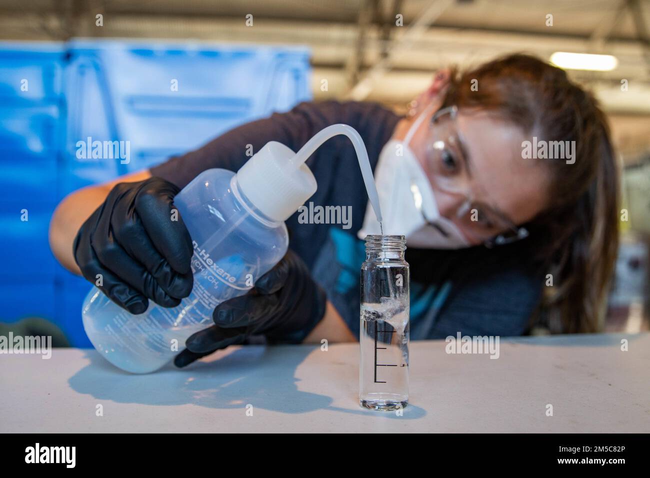 BASE COMUNE PEARL HARBOR-HICKAM (28 febbraio 2022) Ella Vicedomini, un appaltatore del Naval Facilities Engineering Systems Command, si prepara a testare un campione d'acqua. Gli Stati Uniti Navy sta lavorando a stretto contatto con il Dipartimento della Salute delle Hawaii, Stati Uniti Environmental Protection Agency e gli Stati Uniti Esercito per ripristinare l'acqua potabile sicura alle comunità abitative di Joint base Pearl Harbor-Hickam attraverso il campionamento e il lavaggio, e il recupero del pozzo di Red Hill. Per informazioni dettagliate, visitare il sito Web www.navy.mil/jointbasewater. Foto Stock