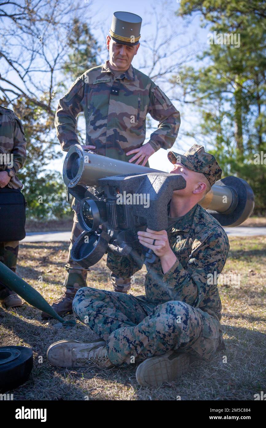 Ponte dell'esercito francese. Eric Ozanne, il comandante generale (CG) di 6th battaglione blindato leggero (LAB), osserva un americano Marine con 2D Marine Division che mostra la a FGM-148 Javelin a Camp Lejeune, North Carolina, 28 febbraio 2022. La visita ha incluso eventi a Camp Lejeune e altre installazioni militari lungo la costa orientale. Lo scopo del progetto è quello di aumentare le relazioni tra i leader senior e fornire al laboratorio CG of 6th una migliore comprensione delle future capacità di combattimento e delle opportunità di formazione del corpo marino. Foto Stock