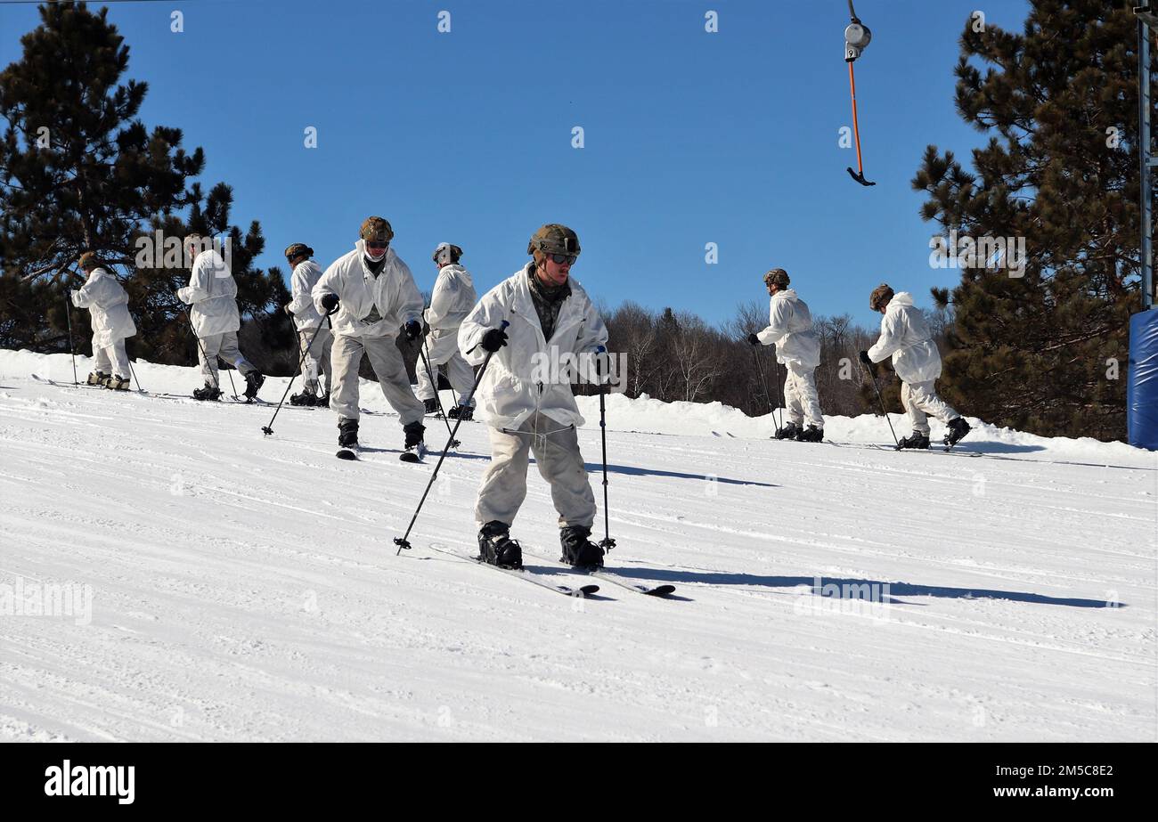 Gli studenti e il personale del corso sulle operazioni a basse temperature (CWOC) di Fort McCoy Classe 22-02 hanno completato la formazione di orientamento e familiarizzazione con lo sci il 28 febbraio 2022 presso la stazione sciistica di Whitetail Ridge a Fort McCoy, Wisconsin. Oltre allo sci, gli studenti del CWOC sono addestrati su una varietà di argomenti legati alle basse temperature, tra cui l'allenamento con le racchette da neve e l'uso di slitte ahkio e altri attrezzi. La formazione si concentra anche su analisi del terreno e del tempo, gestione del rischio, abbigliamento per climi freddi, sviluppo di posizioni di combattimento invernali sul campo, mimetizzazione e occultamento, e numerose altre aree che sono importanti per conoscere me Foto Stock