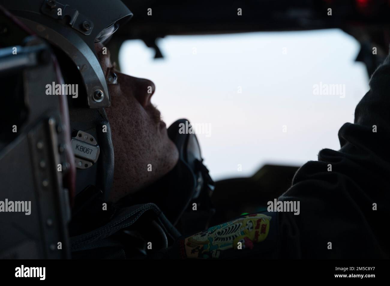 STATI UNITI Kason Pifer, un pilota di Stratofortress B-52H schierato con lo Squadrone della bomba Expeditionary 96th, controlla un pannello nel ponte di volo dopo la partenza dalla base dell'aeronautica Andersen, Guam, in rotta verso un campo di allenamento sul mare di Phillipine, 28 febbraio 2022. Gli equipaggi del B-52 eseguiranno missioni Bomber Task Force integrandosi con partner e alleati a sostegno di una regione indomPacifico libera e aperta. Foto Stock