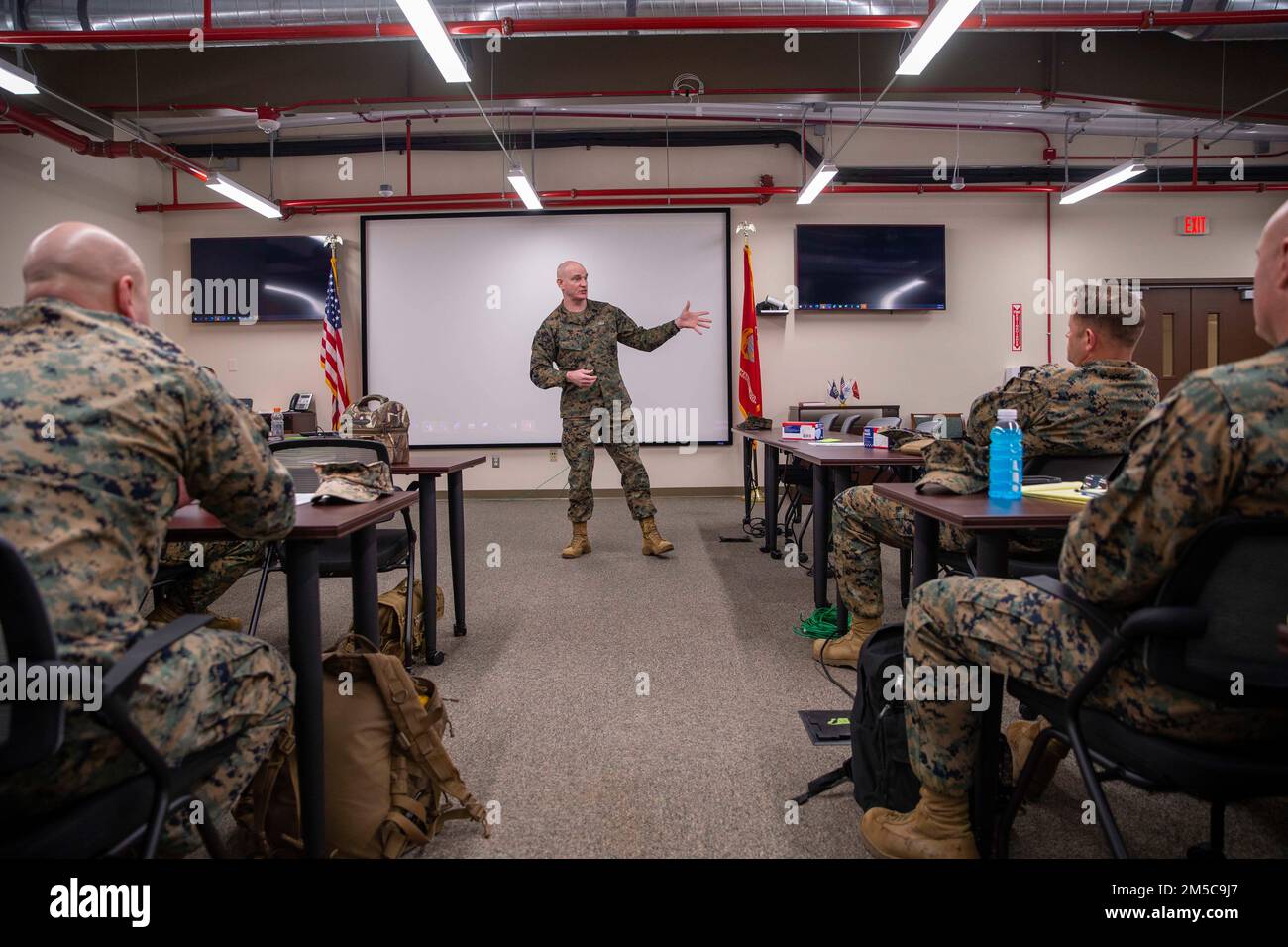 STATI UNITI Troy E. Black, il 19th° Sergente maggiore del corpo Marino, parla con Marines al Simposio Capo di Ground Combat Element Operations (GCE) alla base del corpo Marino Quantico, Virginia, 28 febbraio 2022. Il Sergente maggiore del corpo Marino ha parlato al simposio per condividere la sua visione sulla gestione dei talenti e la conservazione dei marines della fanteria. Il simposio dei capi delle operazioni degli elementi di combattimento a terra è un forum unico per discutere, sviluppare e consolidare le priorità comuni GCE in preparazione alla presentazione ai comandanti della Divisione Marina al prossimo GCE annuale Foto Stock