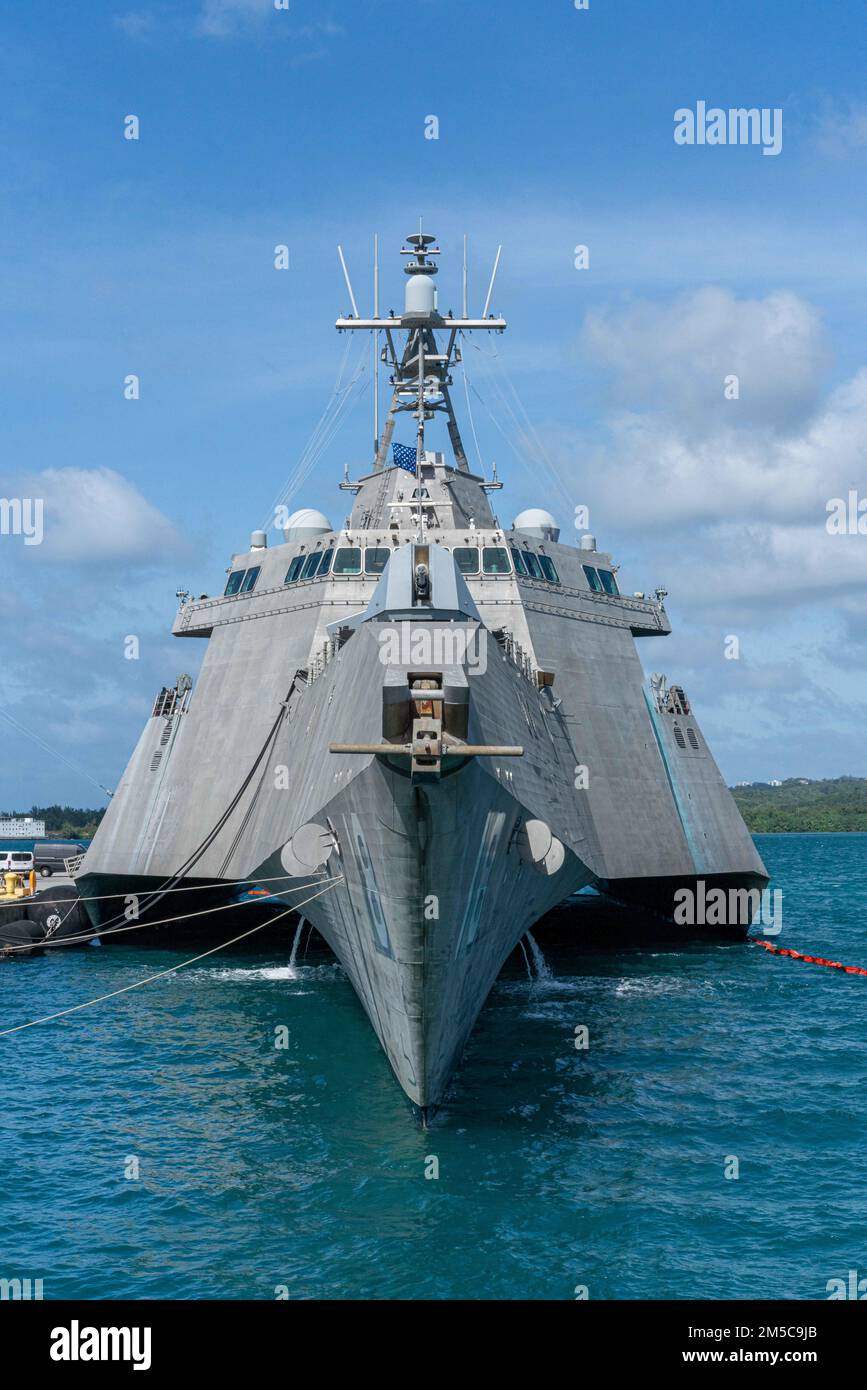 220228-N-FA490-1059 APRA HARBOR, Guam (28 febbraio 2022) la nave litoranea da combattimento USS Charleston (LCS 18) variante dell'Indipendenza durante le operazioni di routine. Allegato a Destroyer Squadron (DESRON) 7, Charleston è su uno schieramento rotazionale verso l'area di 7th flotta degli Stati Uniti di operazioni a sostegno della sicurezza e della stabilità nella regione, E lavorare insieme a navi alleate e partner per garantire la sicurezza e la stabilità marittima, pilastri chiave di un indo-Pacifico libero e aperto. Foto Stock