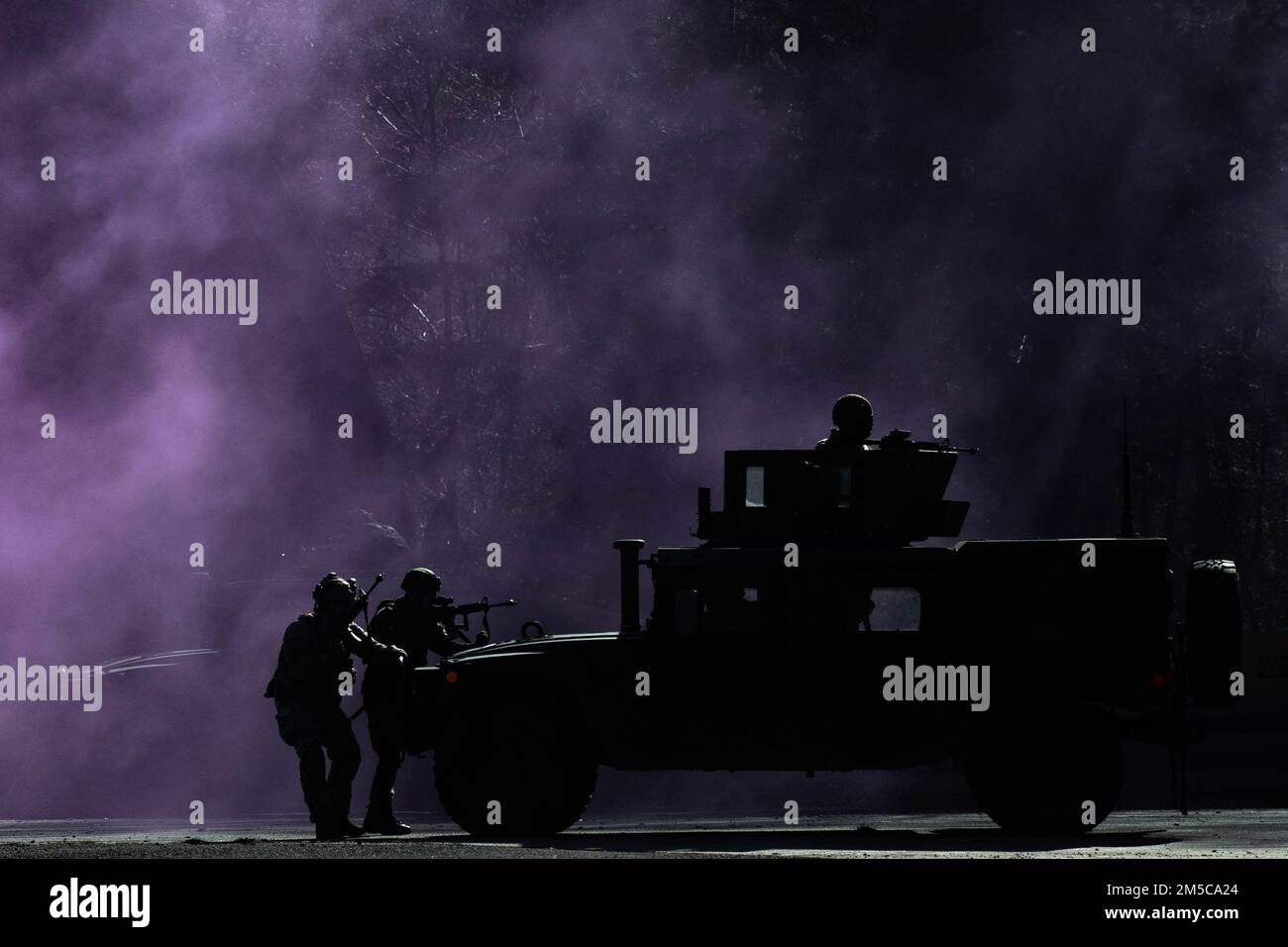 I membri della NATO si allenano nel corso dei leader tattici alla base aerea di Ramstein, Germania, 28 febbraio 2022. I partecipanti hanno esercitato tecniche e tattiche in diversi scenari di formazione durante il corso. Foto Stock