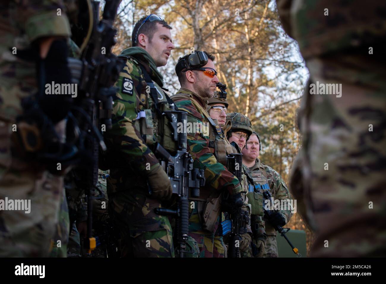 I leader tattici della NATO ascoltano gli istruttori alla base aerea di Ramstein, Germania, 28 febbraio 2022. I membri della NATO hanno partecipato al corso dei leader tattici organizzato dallo Squadrone delle forze di sicurezza del 435th. Foto Stock