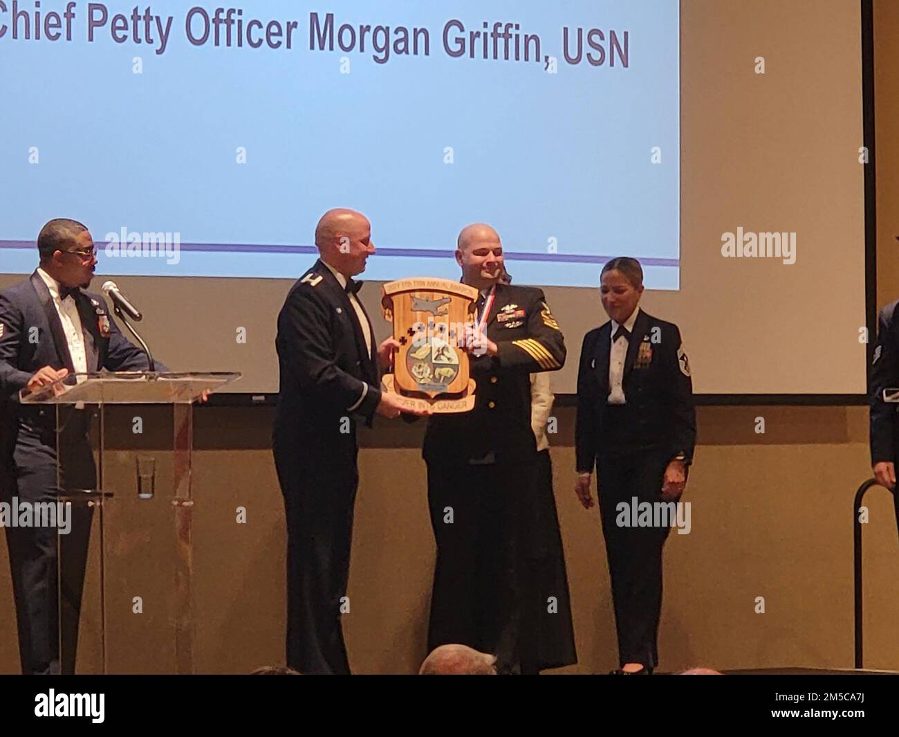 La Chief Cryptologic Technician Collection Morgan Griffin è stata selezionata come NCO senior Goodfellow dell'anno alla cerimonia annuale di premiazione della base aerea Goodfellow ospitata dagli Stati Uniti Air Force 17th Training Wing. Foto Stock