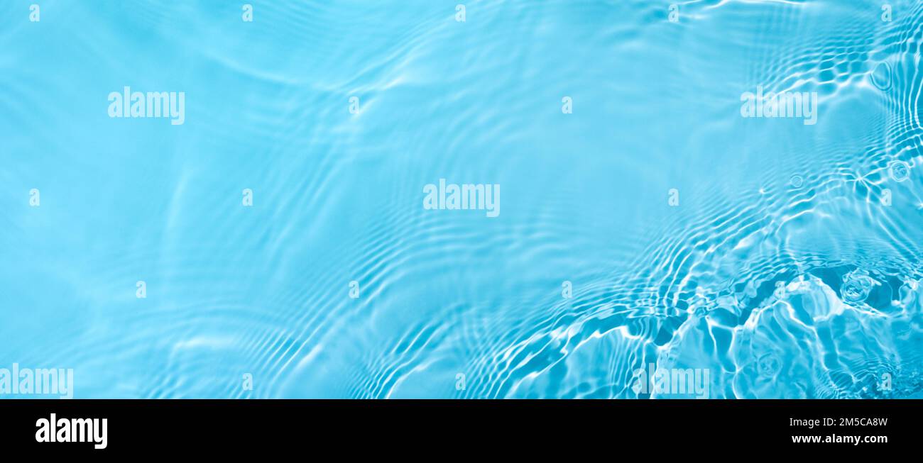 trasparente blu chiaro acqua calma superficie ondulazione texture Foto Stock