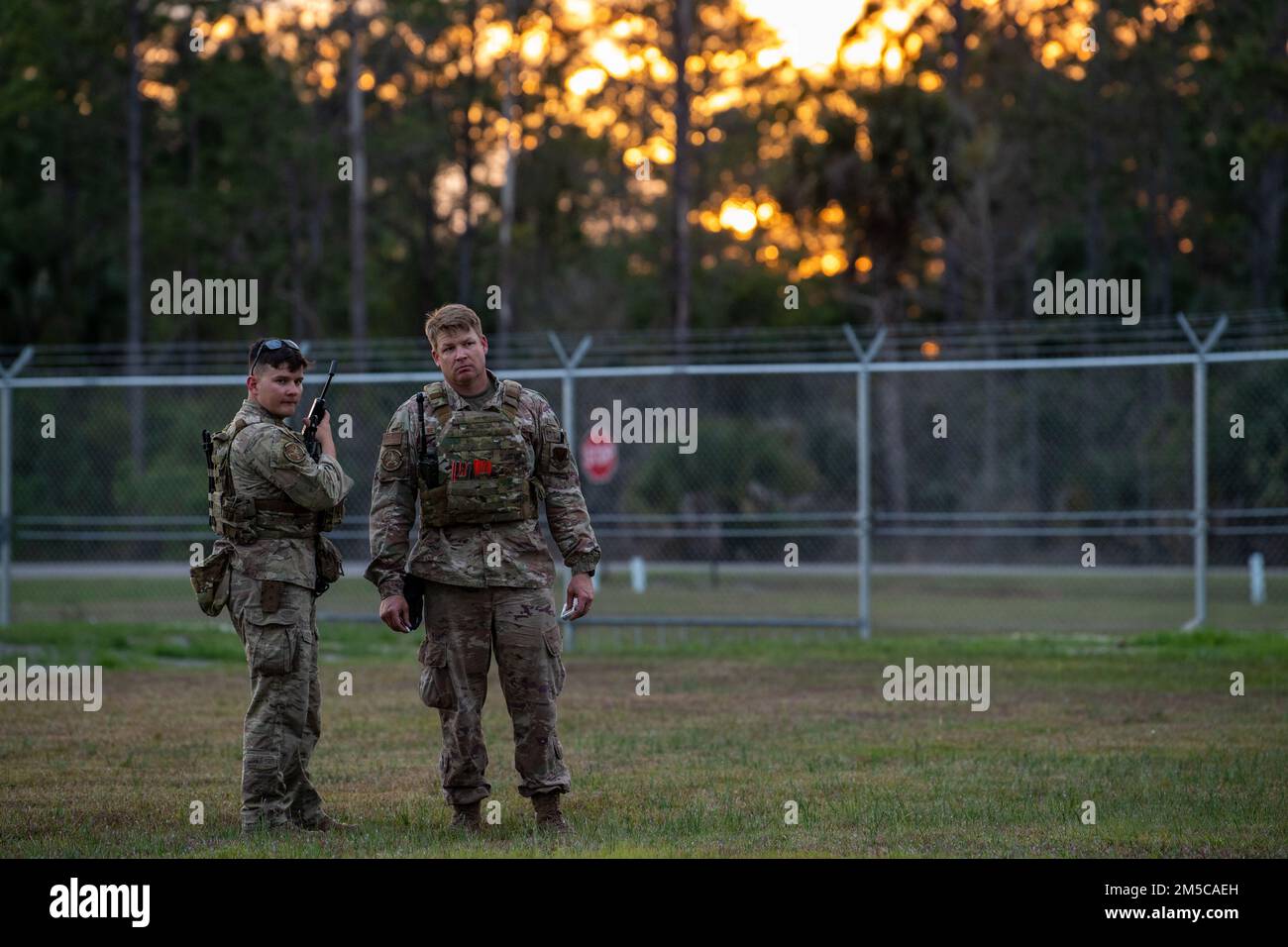 STATI UNITI Air Force Senior Airman Kyle David, 822nd base Defense Squadron Fire team leader e Tech Sgt. Russell Regnier, 822nd BDS ha distribuito comunicazioni non commissionato ufficiale in carica, test di comunicazione come parte di Esercitazione Ready Tiger 22-01 a Avon Park, Florida, 28 febbraio 2022. Mantenere la comunicazione in luoghi austeri è fondamentale per la sicurezza degli Airmen e per il successo della missione. Ready Tiger è un esercizio Lead-Wing incentrato sulla verifica della capacità della Moody Air Force base di utilizzare i quadroni della base aerea per contribuire a generare downrange di potenza aerea e mantenere il comando e il controllo in ambienti contestati Foto Stock STATI UNITI Air Force Senior Airman Kyle David, 822nd base Defense Squadron Fire team leader e Tech Sgt. Russell Regnier, 822nd BDS ha distribuito comunicazioni non commissionato ufficiale in carica, test di comunicazione come parte di Esercitazione Ready Tiger 22-01 a Avon Park, Florida, 28 febbraio 2022. Mantenere la comunicazione in luoghi austeri è fondamentale per la sicurezza degli Airmen e per il successo della missione. Ready Tiger è un esercizio Lead-Wing incentrato sulla verifica della capacità della Moody Air Force base di utilizzare i quadroni della base aerea per contribuire a generare downrange di potenza aerea e mantenere il comando e il controllo in ambienti contestati Foto Stock