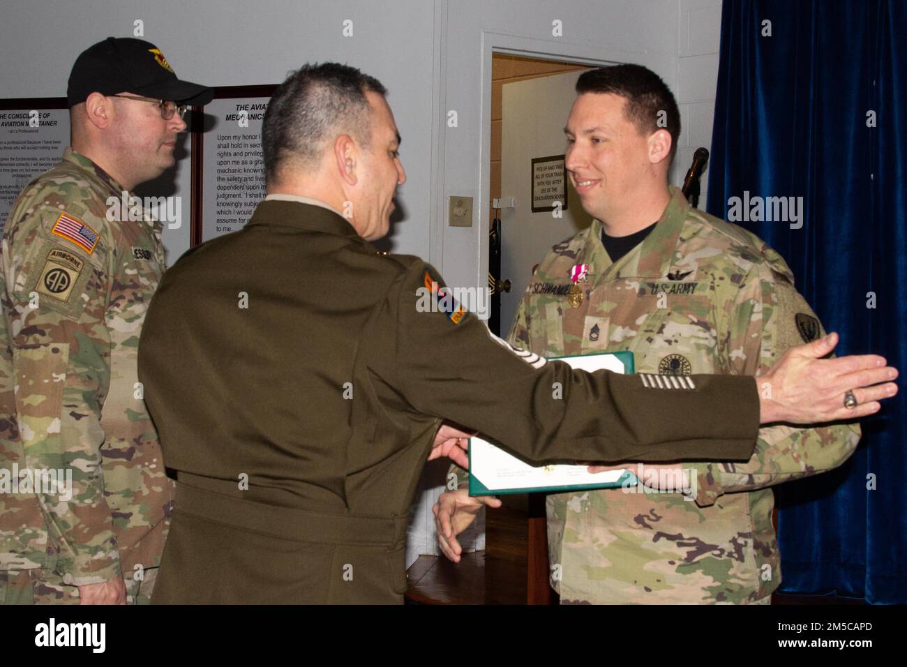 STATI UNITI Francisco Declet, comandante dell'Esercito Aviazione Center of Excellence Accademia ufficiale non commissionata - Eustis, presenta la Medaglia di Servizio Meritorious dell'Esercito a Sgt. 1st Classe Steven Schwander, piccolo leader del gruppo, NCOA-e, durante una cerimonia del 1 marzo 2022 qui a Fort Eustis, Viriginia. Il corso Advanced Leaders è un corso specifico di una filiale che offre ai soldati selezionati per la promozione dal Sergente al Sergente dello staff l'opportunità di migliorare le loro capacità di leadership. Foto Stock