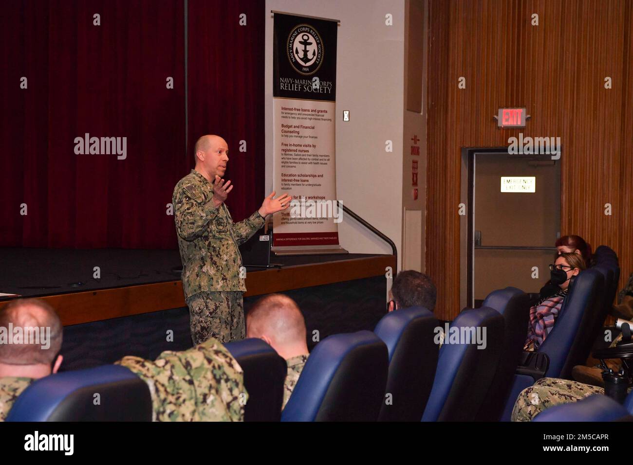 Il Capitano Edward Miller, comandante, Naval Facilities Engineering Command Northwest, parla con la leadership regionale durante la Navy-Marine Corps Relief Society Active Duty Fund Drive Kick-off alla base navale Kitsap-Bangor a Silverdale, Washington 1 marzo 2022. L'NMCRS è un'organizzazione senza scopo di lucro che aiuta i marinai attivi e i marines ad affrontare le crisi, pianificare e pagare i viaggi di emergenza, e fornisce assistenza alle loro famiglie nei momenti di bisogno. Foto Stock