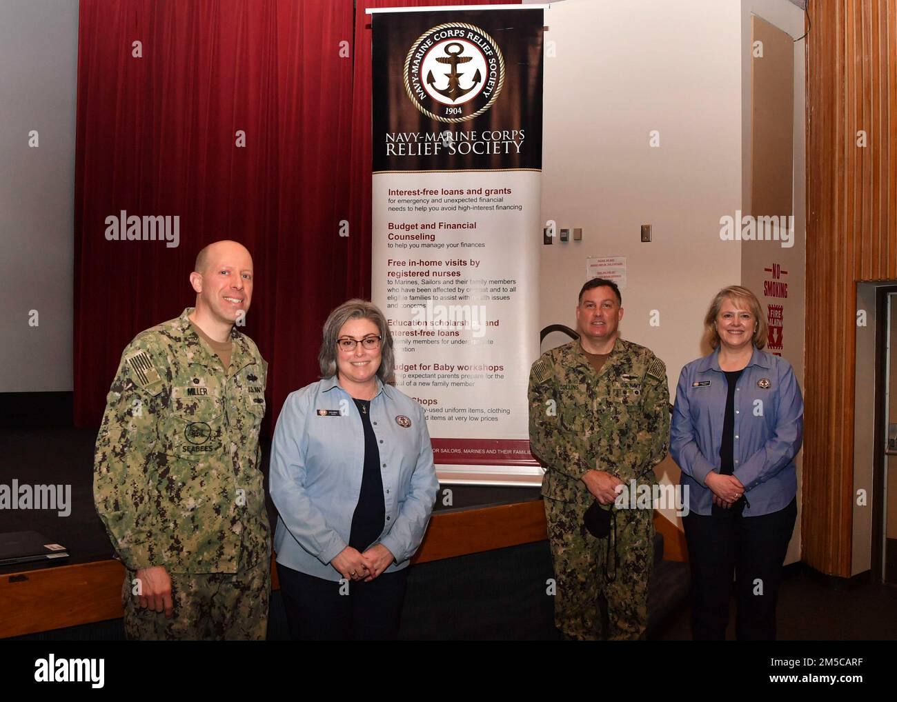 Edward Miller, a sinistra, comandante, Naval Facilities Engineering Command Northwest, e posteriore. Brad Collins, comandante, Navy Region Northwest, posa per una foto con i direttori della Navy-Marine Corps Relief Society durante l'Active Duty Fund Drive Kick-off alla base navale Kitsap-Bangor a Silverdale, Washington 1 marzo 2022. L'NMCRS è un'organizzazione senza scopo di lucro che aiuta i marinai attivi e i marines ad affrontare le crisi, pianificare e pagare i viaggi di emergenza, e fornisce assistenza alle loro famiglie nei momenti di bisogno. Foto Stock