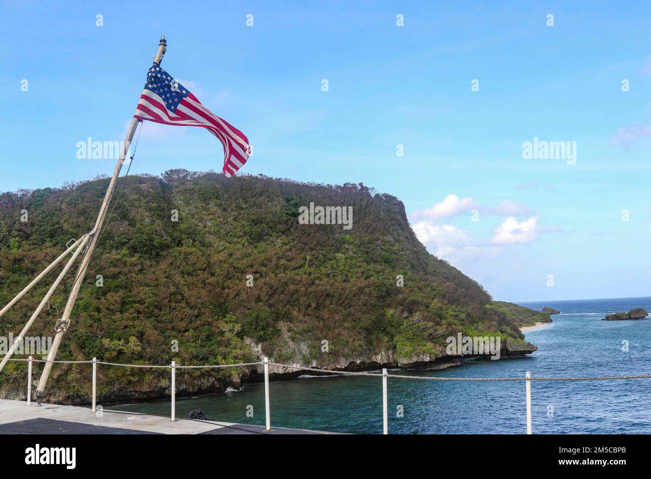 BASE NAVALE GUAM (2 marzo 2022) la portaerei di classe Nimitz USS Abraham Lincoln (CVN 72) ormeggio alla base navale Guam per una visita al porto. Abraham Lincoln Strike Group è in fase di implementazione pianificata nell'area delle operazioni della flotta 7th degli Stati Uniti per migliorare l'interoperabilità attraverso alleanze e partnership e al tempo stesso fungere da forza di risposta pronta a sostegno di una regione indomPacifico libera e aperta. Foto Stock