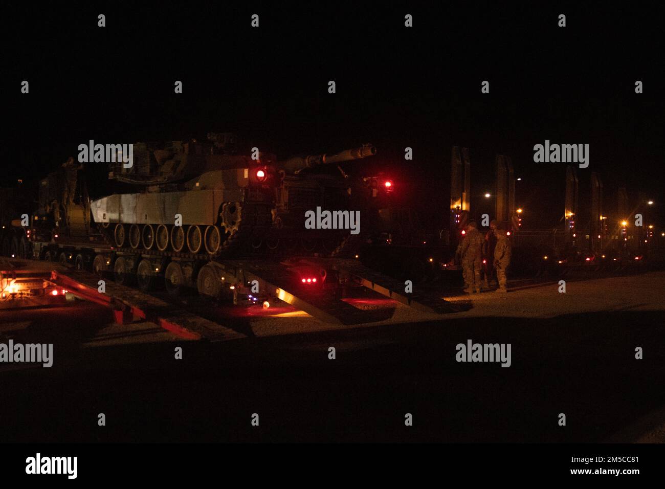 Soldati con la Brigata di sostegno del 16th trasportano M1 Abrams dal cantiere Coleman di Mannheim, Germania, a Grafenwoehr, Germania, febbraio 28, 2022. I carri armati fanno parte del 405th Army Field Support Brigade's Army Preposizioned Stock-2. U.S. Army Europe and Africa sta disegnando APS-2 in preparazione al supporto del 1st Armored Brigade Combat Team, 3rd divisione fanteria dispiegandosi in Germania, come annunciato dal Dipartimento della Difesa. Foto Stock Soldati con la Brigata di sostegno del 16th trasportano M1 Abrams dal cantiere Coleman di Mannheim, Germania, a Grafenwoehr, Germania, febbraio 28, 2022. I carri armati fanno parte del 405th Army Field Support Brigade's Army Preposizioned Stock-2. U.S. Army Europe and Africa sta disegnando APS-2 in preparazione al supporto del 1st Armored Brigade Combat Team, 3rd divisione fanteria dispiegandosi in Germania, come annunciato dal Dipartimento della Difesa. Foto Stock