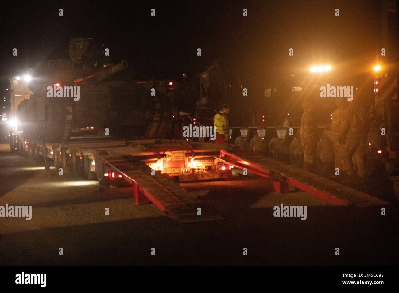 Soldati con la Brigata di sostegno del 16th trasportano M1 Abrams dal cantiere Coleman di Mannheim, Germania, a Grafenwoehr, Germania, febbraio 28, 2022. I carri armati fanno parte del 405th Army Field Support Brigade's Army Preposizioned Stock-2. U.S. Army Europe and Africa sta disegnando APS-2 in preparazione al supporto del 1st Armored Brigade Combat Team, 3rd divisione fanteria dispiegandosi in Germania, come annunciato dal Dipartimento della Difesa. Foto Stock Soldati con la Brigata di sostegno del 16th trasportano M1 Abrams dal cantiere Coleman di Mannheim, Germania, a Grafenwoehr, Germania, febbraio 28, 2022. I carri armati fanno parte del 405th Army Field Support Brigade's Army Preposizioned Stock-2. U.S. Army Europe and Africa sta disegnando APS-2 in preparazione al supporto del 1st Armored Brigade Combat Team, 3rd divisione fanteria dispiegandosi in Germania, come annunciato dal Dipartimento della Difesa. Foto Stock