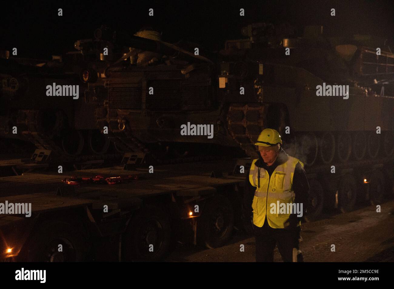 Soldati con la Brigata di sostegno del 16th trasportano M1 Abrams dal cantiere Coleman di Mannheim, Germania, a Grafenwoehr, Germania, febbraio 28, 2022. I carri armati fanno parte del 405th Army Field Support Brigade's Army Preposizioned Stock-2. U.S. Army Europe and Africa sta disegnando APS-2 in preparazione al supporto del 1st Armored Brigade Combat Team, 3rd divisione fanteria dispiegandosi in Germania, come annunciato dal Dipartimento della Difesa. Foto Stock Soldati con la Brigata di sostegno del 16th trasportano M1 Abrams dal cantiere Coleman di Mannheim, Germania, a Grafenwoehr, Germania, febbraio 28, 2022. I carri armati fanno parte del 405th Army Field Support Brigade's Army Preposizioned Stock-2. U.S. Army Europe and Africa sta disegnando APS-2 in preparazione al supporto del 1st Armored Brigade Combat Team, 3rd divisione fanteria dispiegandosi in Germania, come annunciato dal Dipartimento della Difesa. Foto Stock