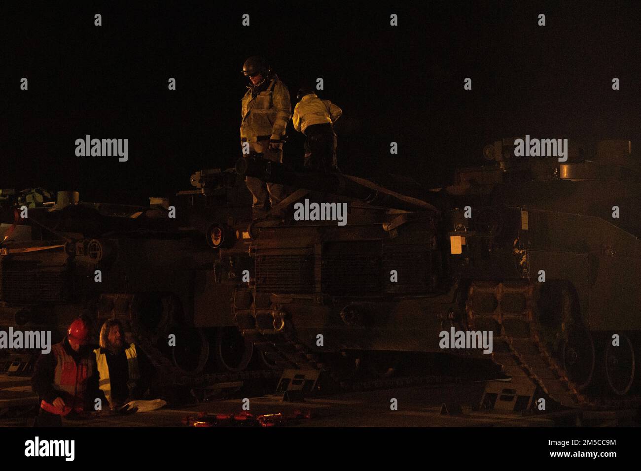 Soldati con la Brigata di sostegno del 16th trasportano M1 Abrams dal cantiere Coleman di Mannheim, Germania, a Grafenwoehr, Germania, febbraio 28, 2022. I carri armati fanno parte del 405th Army Field Support Brigade's Army Preposizioned Stock-2. U.S. Army Europe and Africa sta disegnando APS-2 in preparazione al supporto del 1st Armored Brigade Combat Team, 3rd divisione fanteria dispiegandosi in Germania, come annunciato dal Dipartimento della Difesa. Foto Stock Soldati con la Brigata di sostegno del 16th trasportano M1 Abrams dal cantiere Coleman di Mannheim, Germania, a Grafenwoehr, Germania, febbraio 28, 2022. I carri armati fanno parte del 405th Army Field Support Brigade's Army Preposizioned Stock-2. U.S. Army Europe and Africa sta disegnando APS-2 in preparazione al supporto del 1st Armored Brigade Combat Team, 3rd divisione fanteria dispiegandosi in Germania, come annunciato dal Dipartimento della Difesa. Foto Stock
