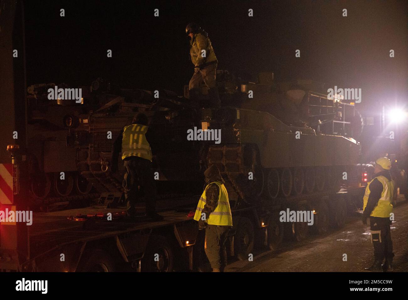 Soldati con la Brigata di sostegno del 16th trasportano M1 Abrams dal cantiere Coleman di Mannheim, Germania, a Grafenwoehr, Germania, febbraio 28, 2022. I carri armati fanno parte del 405th Army Field Support Brigade's Army Preposizioned Stock-2. U.S. Army Europe and Africa sta disegnando APS-2 in preparazione al supporto del 1st Armored Brigade Combat Team, 3rd divisione fanteria dispiegandosi in Germania, come annunciato dal Dipartimento della Difesa. Foto Stock Soldati con la Brigata di sostegno del 16th trasportano M1 Abrams dal cantiere Coleman di Mannheim, Germania, a Grafenwoehr, Germania, febbraio 28, 2022. I carri armati fanno parte del 405th Army Field Support Brigade's Army Preposizioned Stock-2. U.S. Army Europe and Africa sta disegnando APS-2 in preparazione al supporto del 1st Armored Brigade Combat Team, 3rd divisione fanteria dispiegandosi in Germania, come annunciato dal Dipartimento della Difesa. Foto Stock