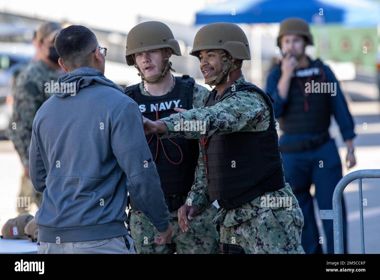 220301-N-TF178-1199 SAN DIEGO (1 marzo 2022) – i marinai simulano la verifica dell'identità di un individuo durante un esercizio di addestramento antiterrorismo a bordo di una nave d'assalto anfibia USS Makin Island (LHD 8), marzo 1. Makin Island è attualmente casa a San Diego. Foto Stock