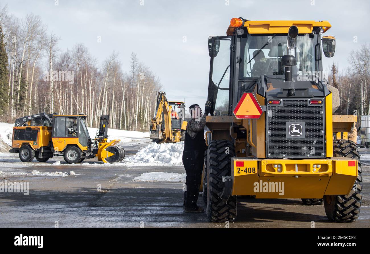 I membri dell'aeronautica degli Stati Uniti del 773rd ingegnere civile Squadron si preparano ad appiattire la neve rimanente che copre un cratere di cemento riparato come parte del collaudo di nuovi esperimenti tecnologici che comportano riparazioni rapide a infrastrutture critiche in un clima artico durante l'esercizio del comando del Nord degli Stati Uniti Arctic Edge 2022 presso la Joint base Elmendorf-Richardson, Alaska, il 1 marzo 2022. AE22 è un biennale Homeland Defense esercizio per fornire alta qualità ed efficace formazione congiunta in austere condizioni climatiche fredde. AE22 è il più grande esercizio congiunto in Alaska, con circa 1.000 militari americani trai personale Foto Stock
