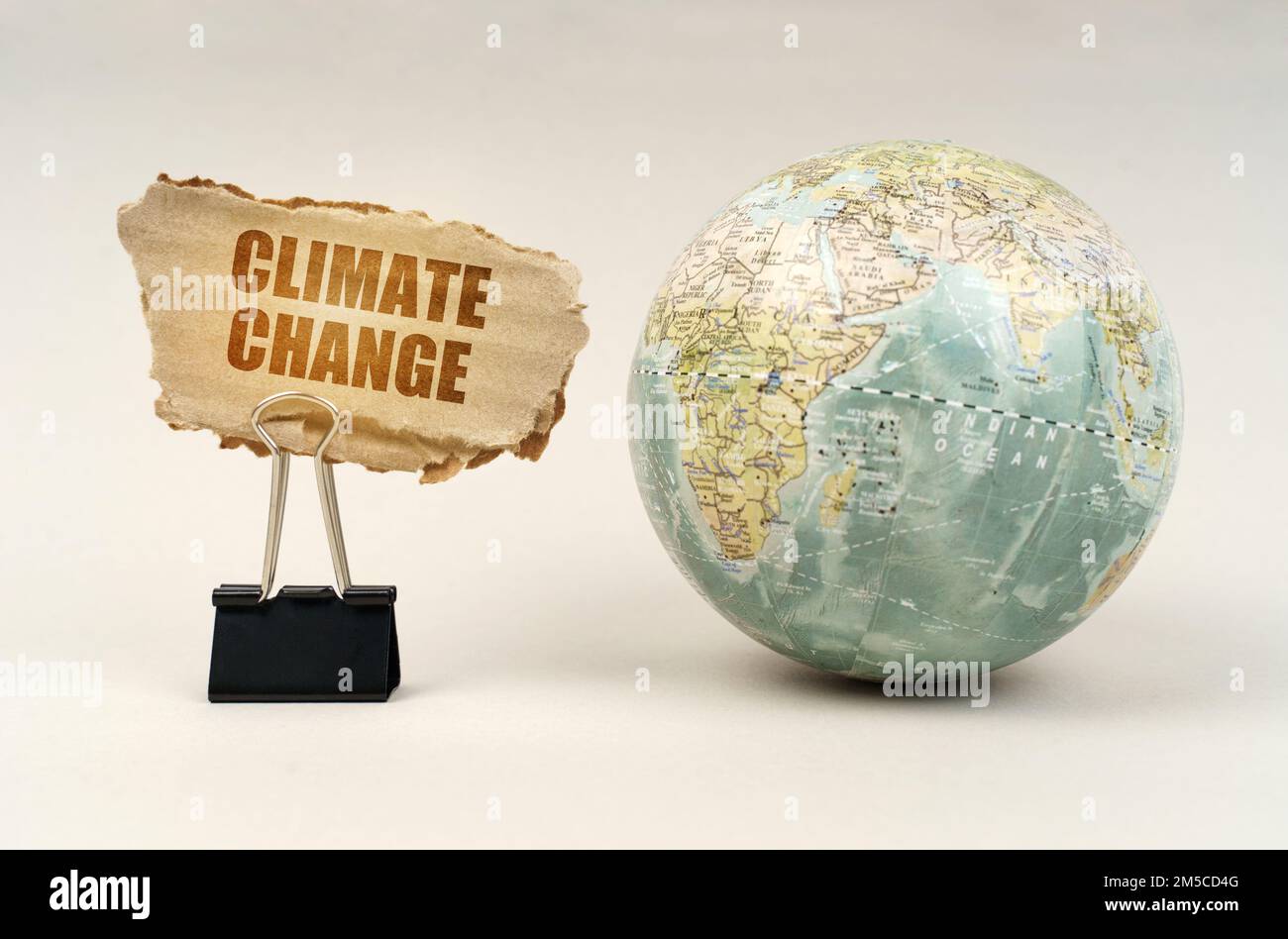 Business and Industry concept.Near the Globe c'è una clip con una piastra di cartone su cui è scritto - cambiamento climatico Foto Stock