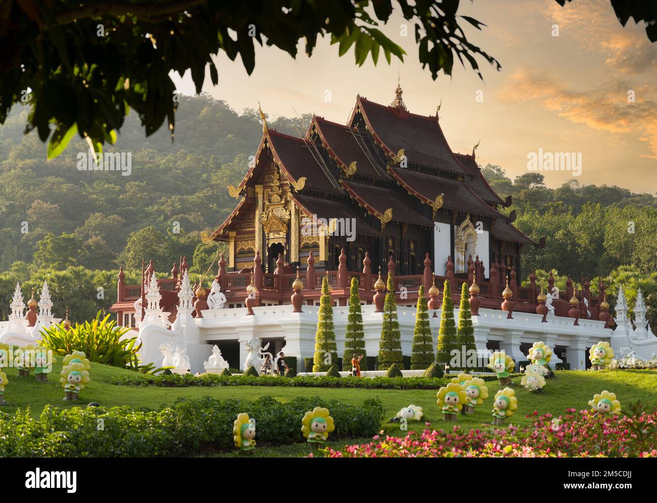 Royal Flora Ratchaphruek Park. Il tempio del Grand Pavilion o tempio di Hor Kam Luang al bellissimo tramonto. Chiang mai, Thailandia Foto Stock