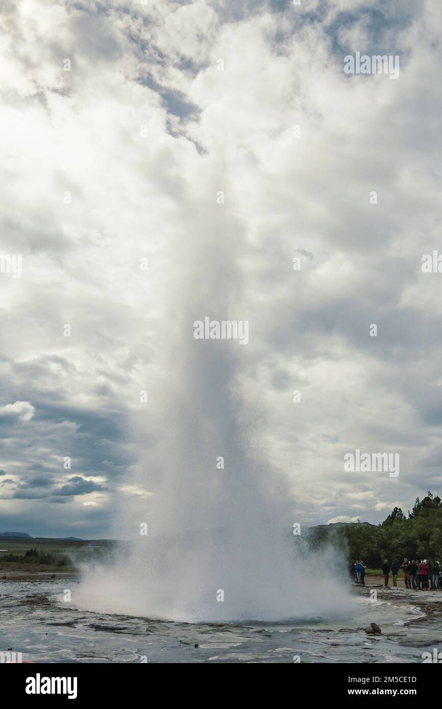 Eruzione di Strokkur geyser paesaggio foto Foto Stock