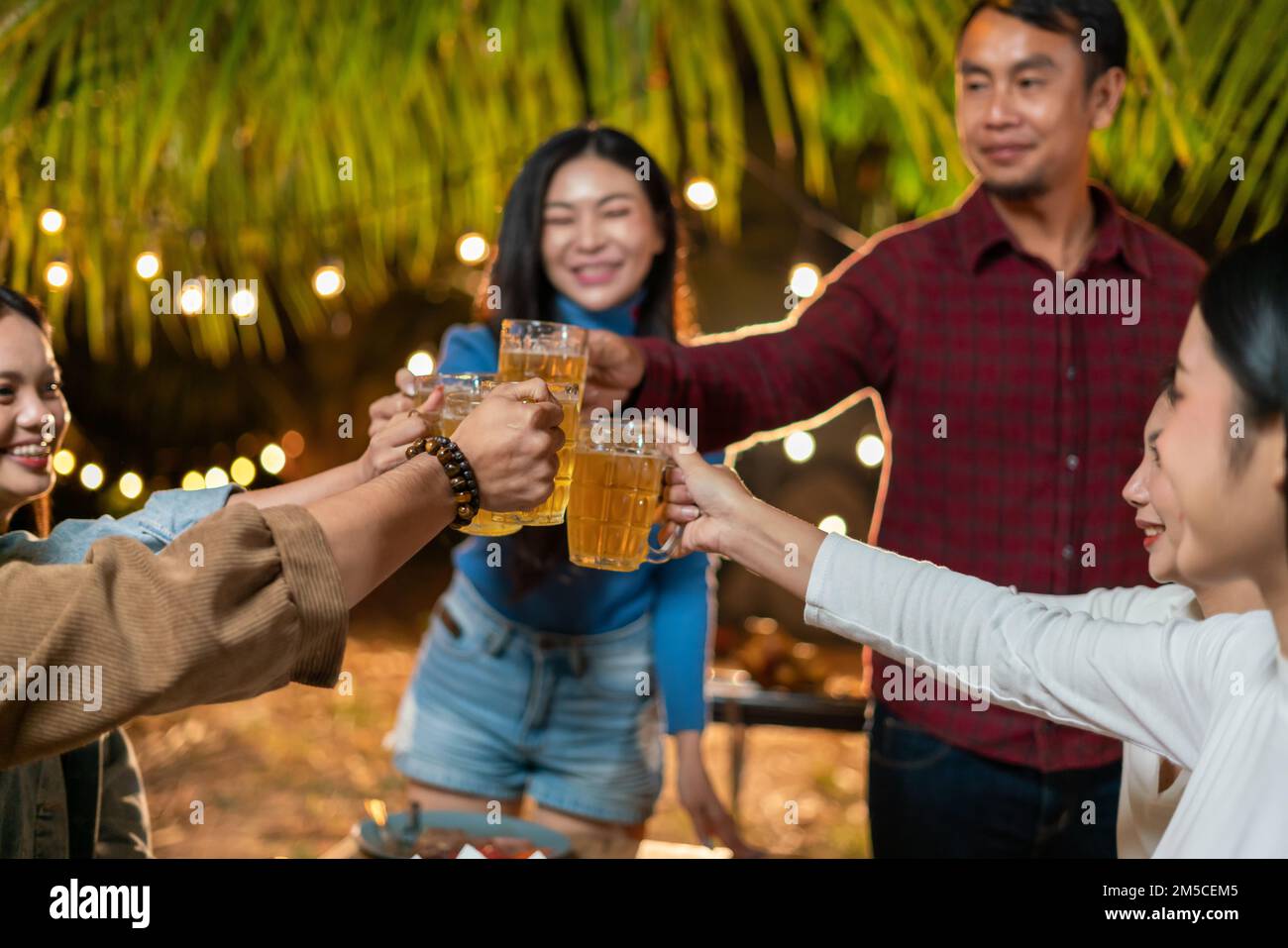 Gruppo di amici che bevono birra a una festa Foto Stock