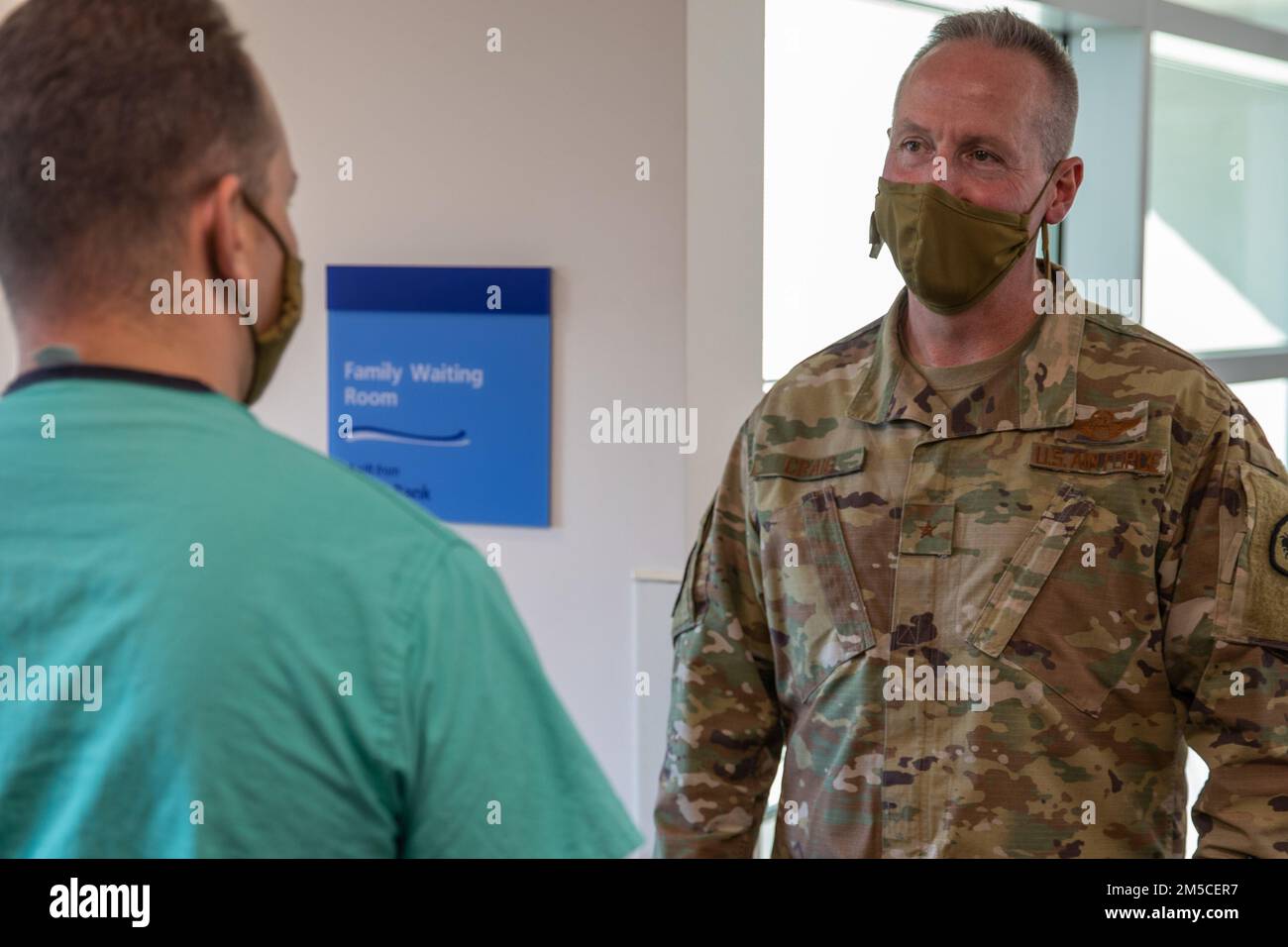 Brig. Il generale Darwin Craig, direttore dello staff congiunto della Guardia Nazionale dello Utah, ha visitato con i membri della Guardia Nazionale dello Utah della Joint Task Force COVID-19 per discutere le loro esperienze uniche a St George Regional Hospital a St. George, Utah, il 1 marzo 2022. Alla luce delle recenti carenze di personale sanitario, Craig è stato accolto con gratitudine e osservazioni illuminanti da parte dei membri del consiglio di amministrazione e del personale per quanto riguarda il sostegno dei membri della Guardia Nazionale dello Utah della Joint Task Force COVID-19 mentre visitava le strutture sanitarie di St George. Foto Stock