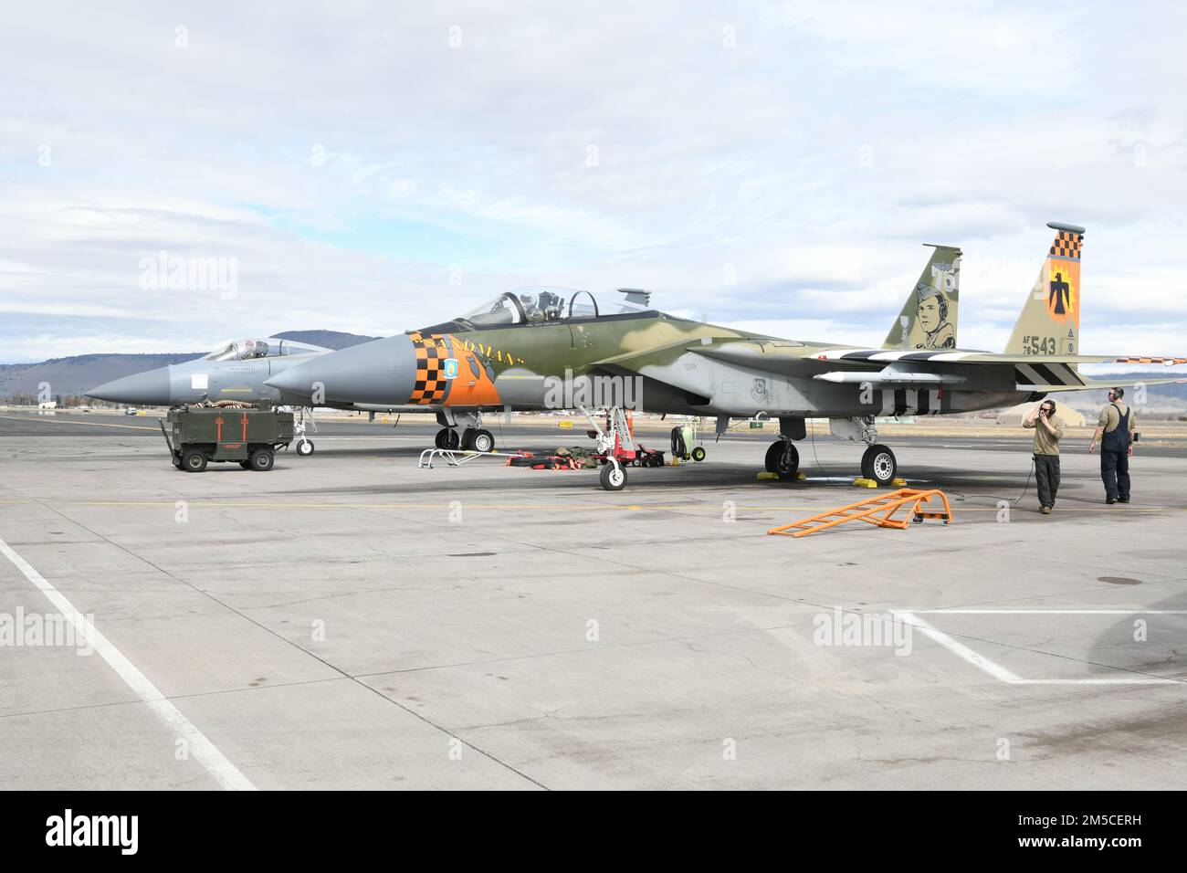 I capi dell'equipaggio della F-15 della 173rd Fighter Wing hanno seguito le procedure di preflight per la F-15C Eagle in preparazione di una missione di allenamento di routine a Kingsley Field a Klamath Falls, Oregon 1 marzo 2022. La 173rd Fighter Wing ospita la base di allenamento principale della F-15C per le forze aeree degli Stati Uniti. Foto Stock