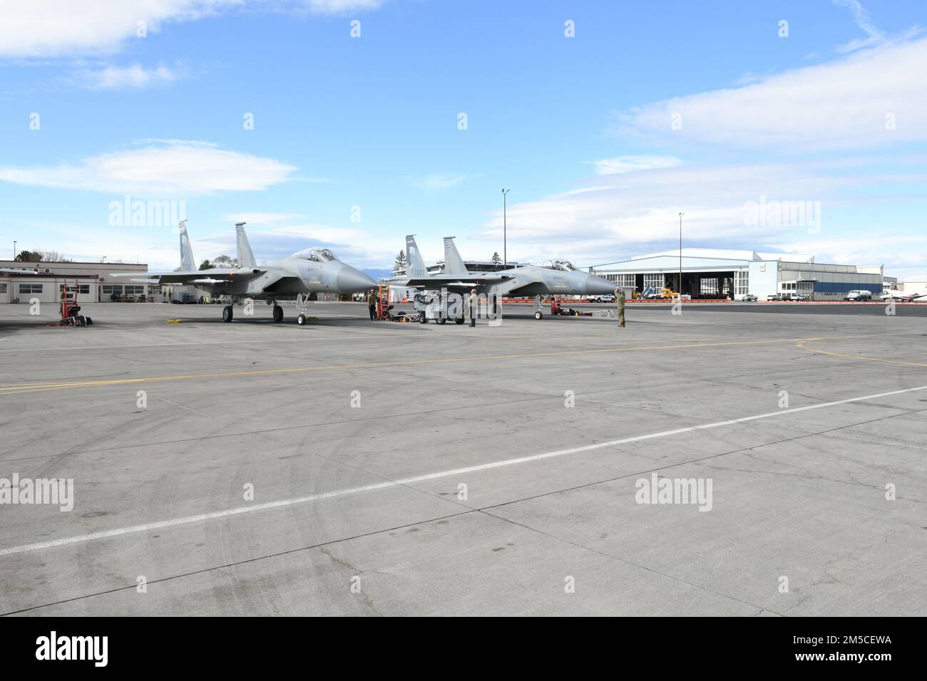 I capi dell'equipaggio F-15 della 173rd Fighter Wing segnalano ai piloti di tenere il passo mentre si preparano a lanciare il F-15C Eagles per una missione di allenamento di routine a Kingsley Field a Klamath Falls, Oregon 1 marzo 2022. La 173rd Fighter Wing ospita la base di allenamento principale della F-15C per le forze aeree degli Stati Uniti. Foto Stock