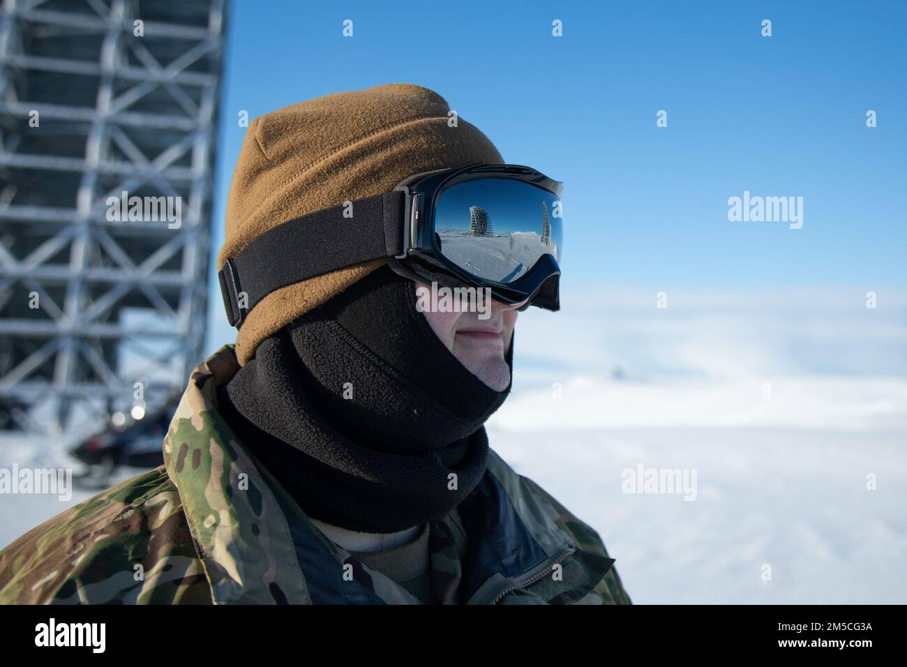 Benjamin Glenn, Alaska state Defense Force, osserva la periferia di Nome per un esercizio di consapevolezza del dominio, 1 marzo. Alaska Exercise Arctic Eagle-Patriot 2022 aumenta la capacità della Guardia Nazionale di operare in ambienti austeri e con temperature estremamente basse in tutta l'Alaska e la regione artica. AEP22 migliora la capacità dei partner tra agenzie militari e civili di rispondere a una serie di missioni di sicurezza in Alaska e nell'Artico. Foto Stock