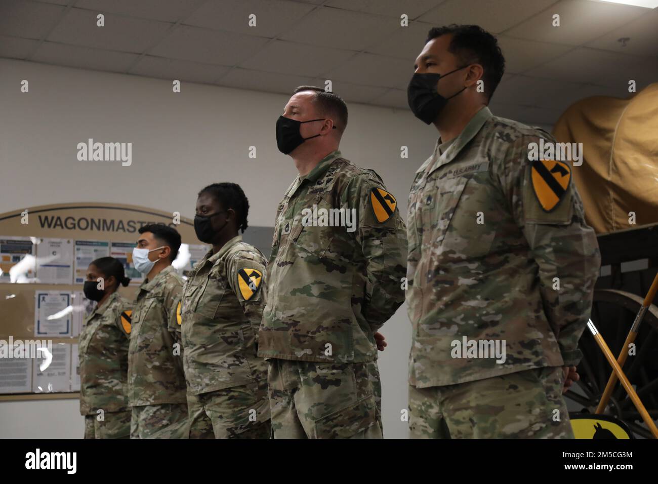 1st Cavallry Division Sostainment Brigade Troopers ha ricevuto la Medaglia di Comendation dell'Esercito per il loro encomiabile servizio, mentre ha il compito di assistere l'operazione Greywolf Resonce alla Brigata del sostegno, il 1 marzo. Foto Stock