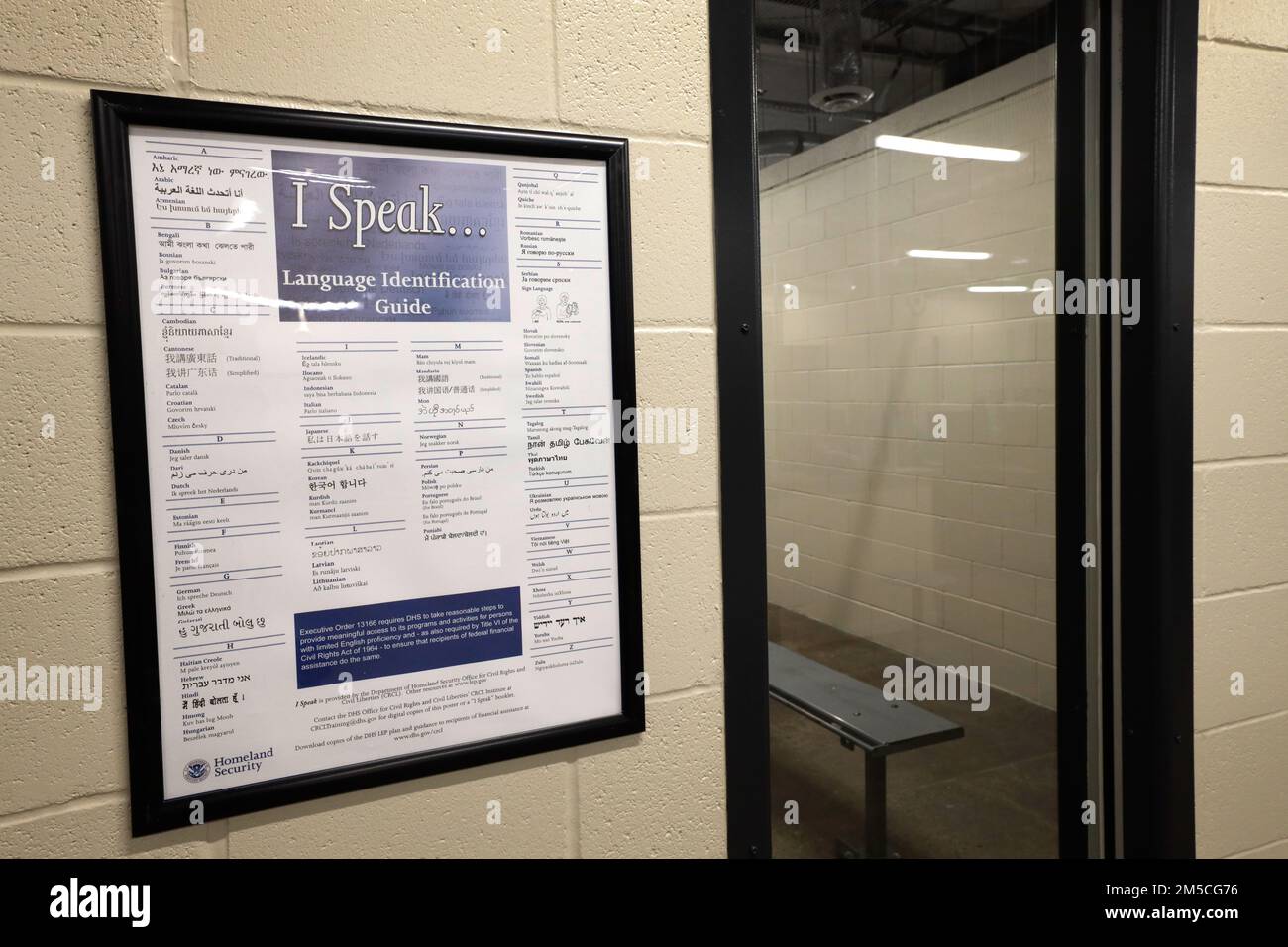 Un cartello che indica ai migranti come informare gli Stati Uniti Agenti di polizia di frontiera che lingua parlano pende su un muro negli Stati Uniti Dogana e protezione delle frontiere il centro di elaborazione centralizzato del settore della Rio Grande Valley, recentemente ristrutturato, si trova a McAllen, Texas, 1 marzo 2022. La struttura di 77.000 metri quadrati con una capacità di 1.200 persone garantirà la sicurezza e la dignità dei migranti che vengono trattati nel sito. Foto CBP di Glenn Fawcett Foto Stock