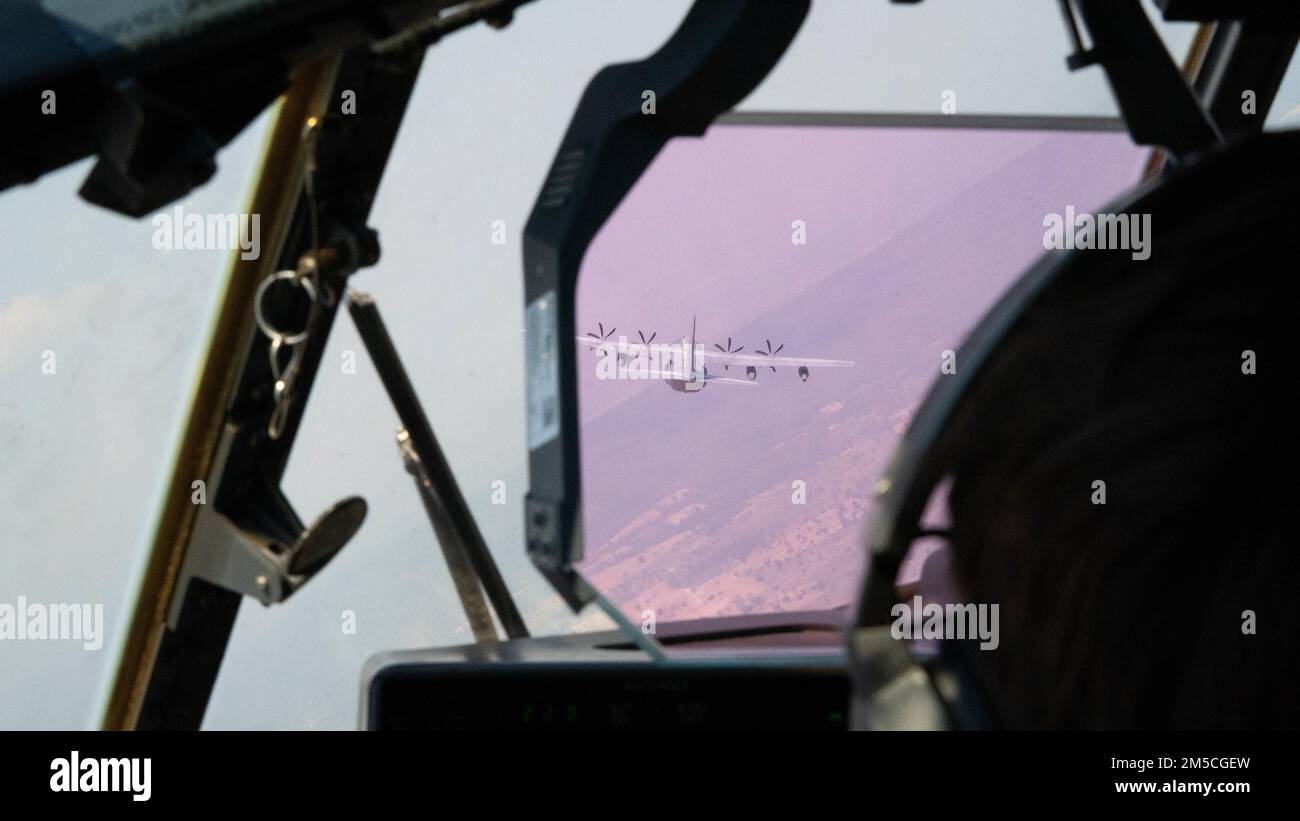 Il pilota di un aereo da combattimento MC-130J Commando II multi-missione assegnato al 1st Special Operations Squadron, 353rd Special Operations Wing, Osserva la nave guida attraverso il loro head-up display mentre vola in formazione come parte di uno scenario di evacuazione di incidenti durante l'esercizio Cobra Gold 2022 nella provincia di Loppuri del Regno di Thailandia 1 marzo 2022. CG 22 è l'iterazione nel 41st dell'esercizio di formazione internazionale che sostiene la preparazione e sottolinea il coordinamento sull'azione civica, l'assistenza umanitaria e i soccorsi in caso di catastrofi. Dal 22 febbraio al 4 marzo 2022 Foto Stock