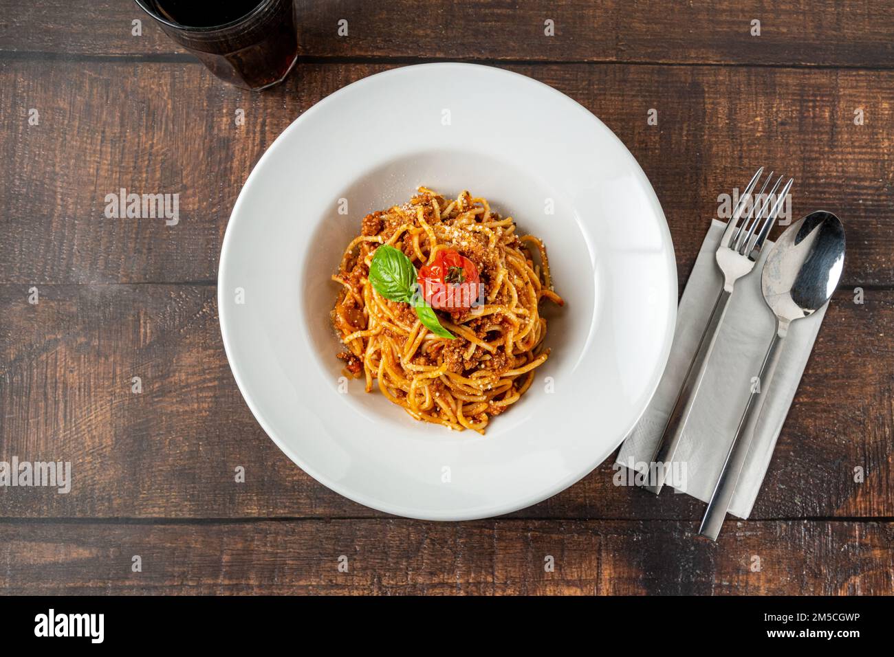 Spaghetti con salsa bolognese su piatto di porcellana bianca Foto Stock