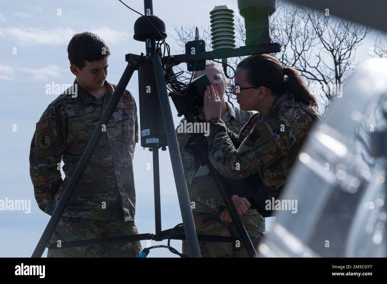Gli airman del volo meteorologico 4th Operations Support Squadron imparano come assemblare un sistema di osservazione meteorologica tattica alla base aeronautica di Seymour Johnson, North Carolina, 1 marzo 2022. Weather Airmen è addestrato su come sviluppare il software manuale, le tecnologie correnti e la formazione basata sul calcolatore sulle conoscenze specifiche richieste nel loro campo. Foto Stock