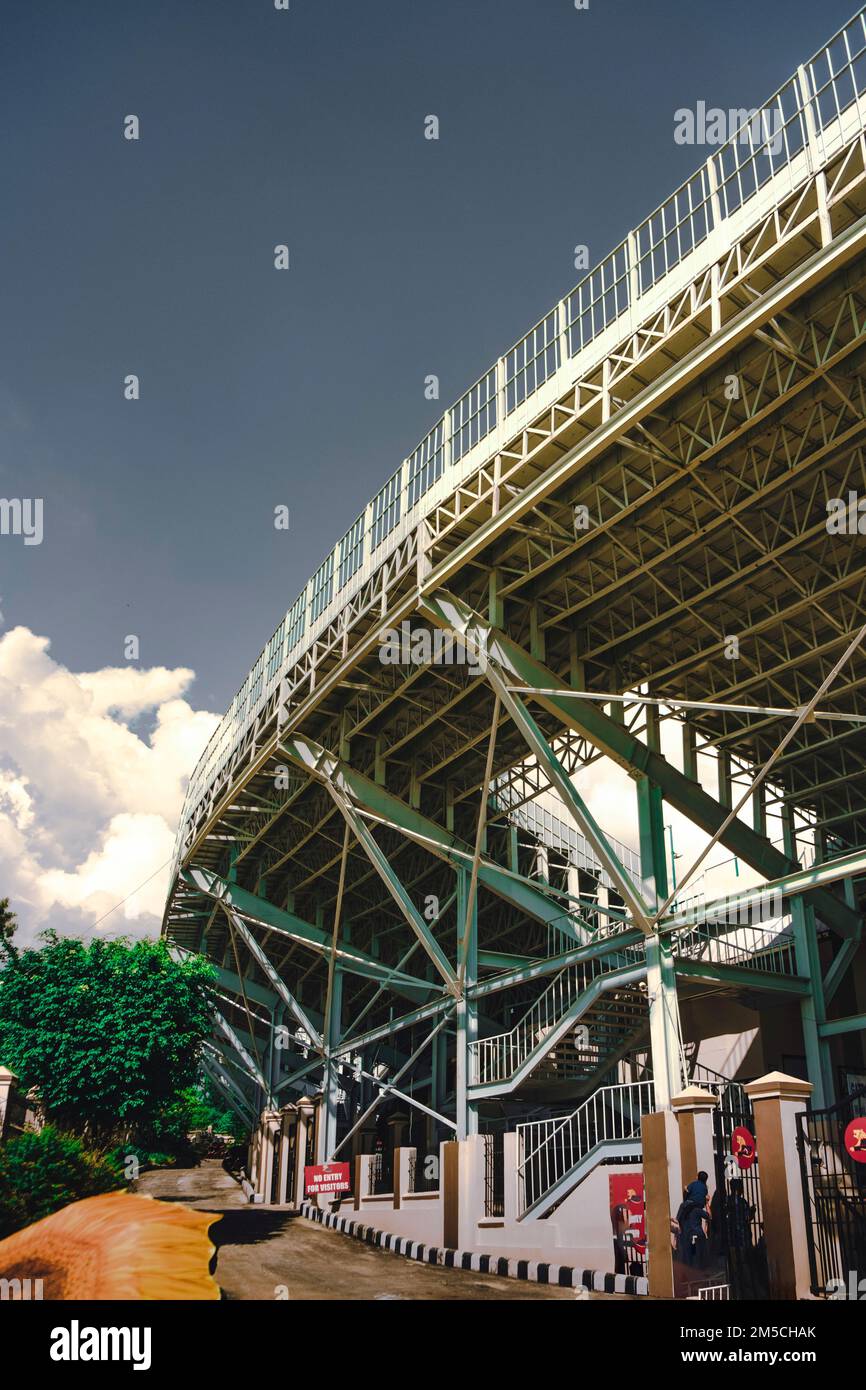 Uno scatto verticale dello stadio Himachal Pradesh Cricket Association (HPCA) a Dharamshala, distretto di Kangra, India Foto Stock Uno scatto verticale dello stadio Himachal Pradesh Cricket Association (HPCA) a Dharamshala, distretto di Kangra, India Foto Stock