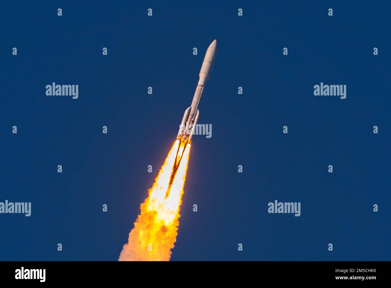 A United Launch Alliance Atlas V Rocket lancia da SLC-41 alla Cape Canaveral Space Force Station, Fla., 1 marzo 2022. Questa missione ha portato in orbita il satellite meteorologico avanzato GOES-T della National Oceanic and Atmospheric Administration. Foto Stock