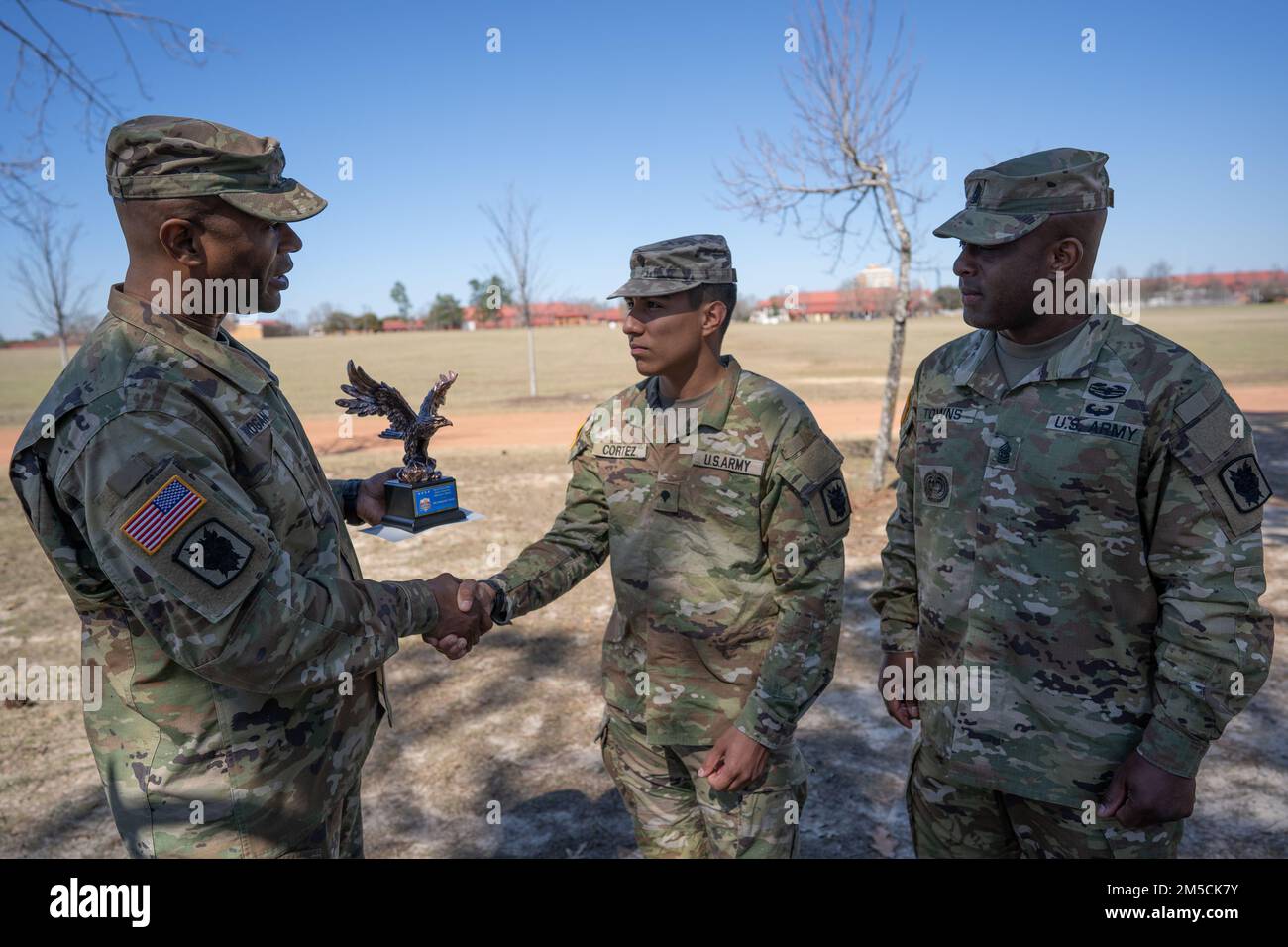 Alexander Cortez, Headquarters & Headquarters Company, 35th Corps Signal Brigade (CSB), riceve gli Stati Uniti Comando dell'esercito (FORSCOM) Premio individuale dell'esercito per l'eccellenza nella sicurezza dal Colonnello Bernard Brogan, il Comandante del CSB 35th, per conto del Gen. Michael Garrett X. Garrett, Comandante del FORSCOM, il 2 marzo 2022 a ft. Gordon, GA. Questo premio viene assegnato annualmente a una persona che ha fornito il contributo più significativo alla prevenzione degli incidenti dell'unità o delle attività. (STATI UNITI Foto dell'esercito di Capitan Eric Messmer, 35th CSB affari pubblici) Foto Stock