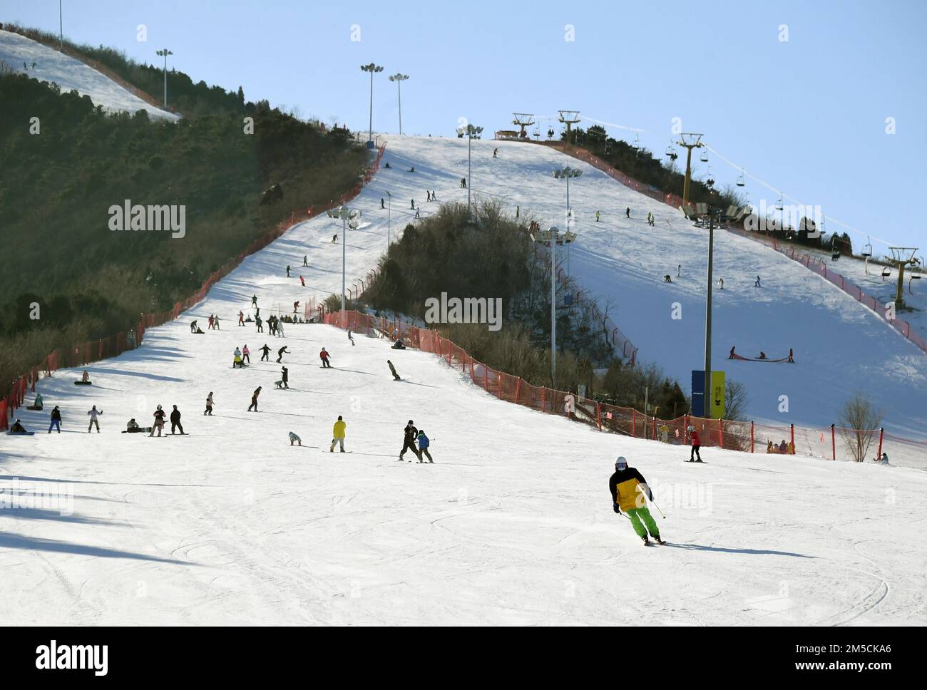 Pechino, Cina. 28th Dec, 2022. Persone sciare in una stazione sciistica a Pechino, capitale della Cina, 28 dicembre 2022. Gli appassionati di sport invernali vengono nelle stazioni sciistiche di Pechino per godersi la stagione sciistica. Credit: Ren Chao/Xinhua/Alamy Live News Foto Stock