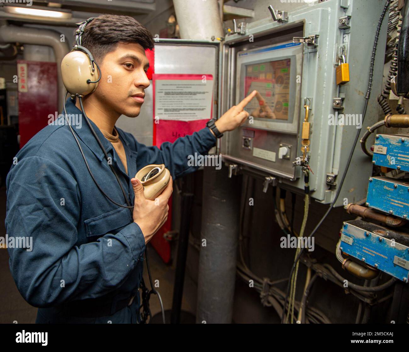 220302-N-JR318-1014 MARE DEL NORD EGEO (2 marzo 2022) Aviazione Ordnanceman Airman Apprentice Christian Serrano, da South Gate, California, gestisce un ascensore per le armi nella baia hangar del portaerei di classe Nimitz USS Harry S. Truman (CVN 75), 2 marzo 2022. Il gruppo Harry S. Truman Carrier Strike Group è in fase di implementazione pianificata negli Stati Uniti Sesta area di attività Fleet a sostegno degli interessi degli Stati Uniti, alleati e partner in Europa e Africa. Foto Stock