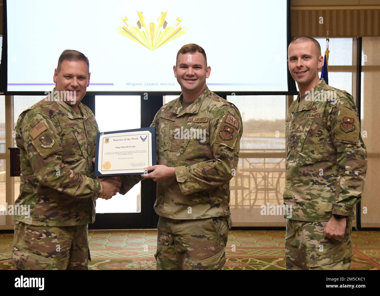 Diamo al personale Sgt. David Evens dello Squadrone delle forze di sicurezza del 81st un grido per essere stato scelto come Guerriero della settimana durante la riunione del personale di questa settimana! Come istruttore di armi da combattimento, Evens è stato fondamentale per introdurre e mettere in campo il nuovo sistema modulare di pistole a mano M18 prima della data di sospensione dell'Air Education and Training Command, ispezionando 500 armi e qualificando 124 membri, mantenendo al contempo le qualifiche giornaliere M4 e M9 per il personale di base. Inoltre, ha aumentato l'utilizzo del raggio d'azione di oltre il 25% in risposta alle crescenti richieste di qualificazione delle armi a supporto dell'addestramento totale di preparazione alla forza Foto Stock
