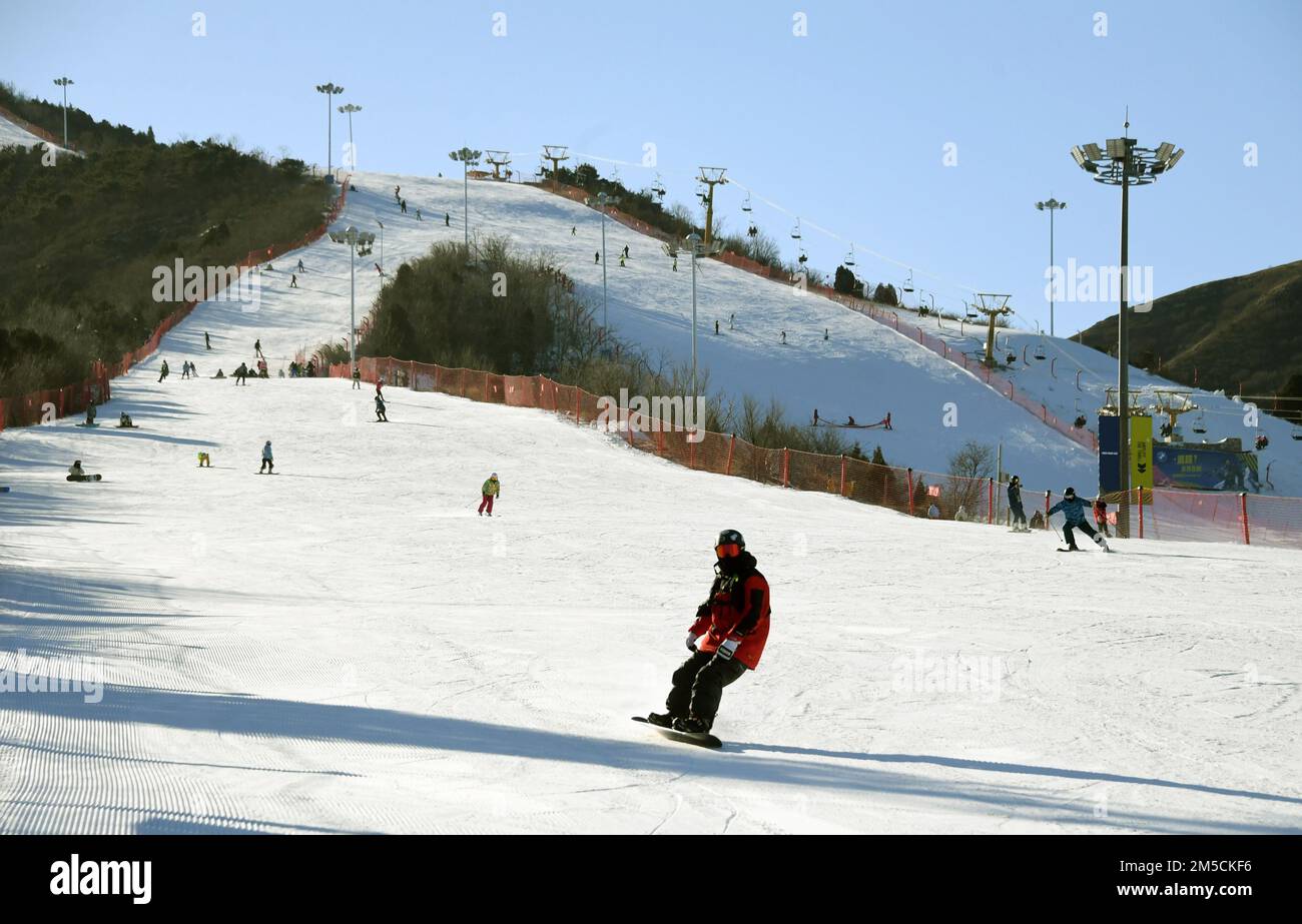 Pechino, Cina. 28th Dec, 2022. Persone sciare in una stazione sciistica a Pechino, capitale della Cina, 28 dicembre 2022. Gli appassionati di sport invernali vengono nelle stazioni sciistiche di Pechino per godersi la stagione sciistica. Credit: Ren Chao/Xinhua/Alamy Live News Foto Stock